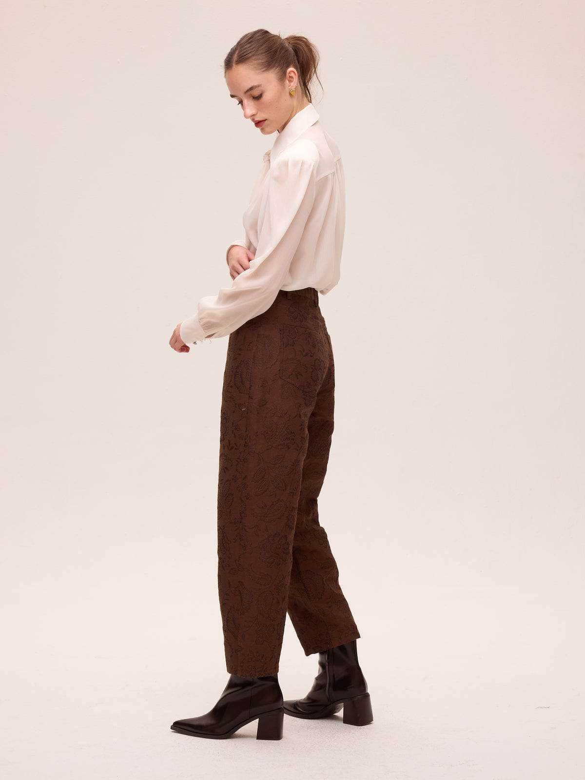 GLOOM BROWN - Pantalón barrel damasco bordado flores, combínala con el resto de la colección FW26 de MIOH y crea tu look de invitada perfecta
