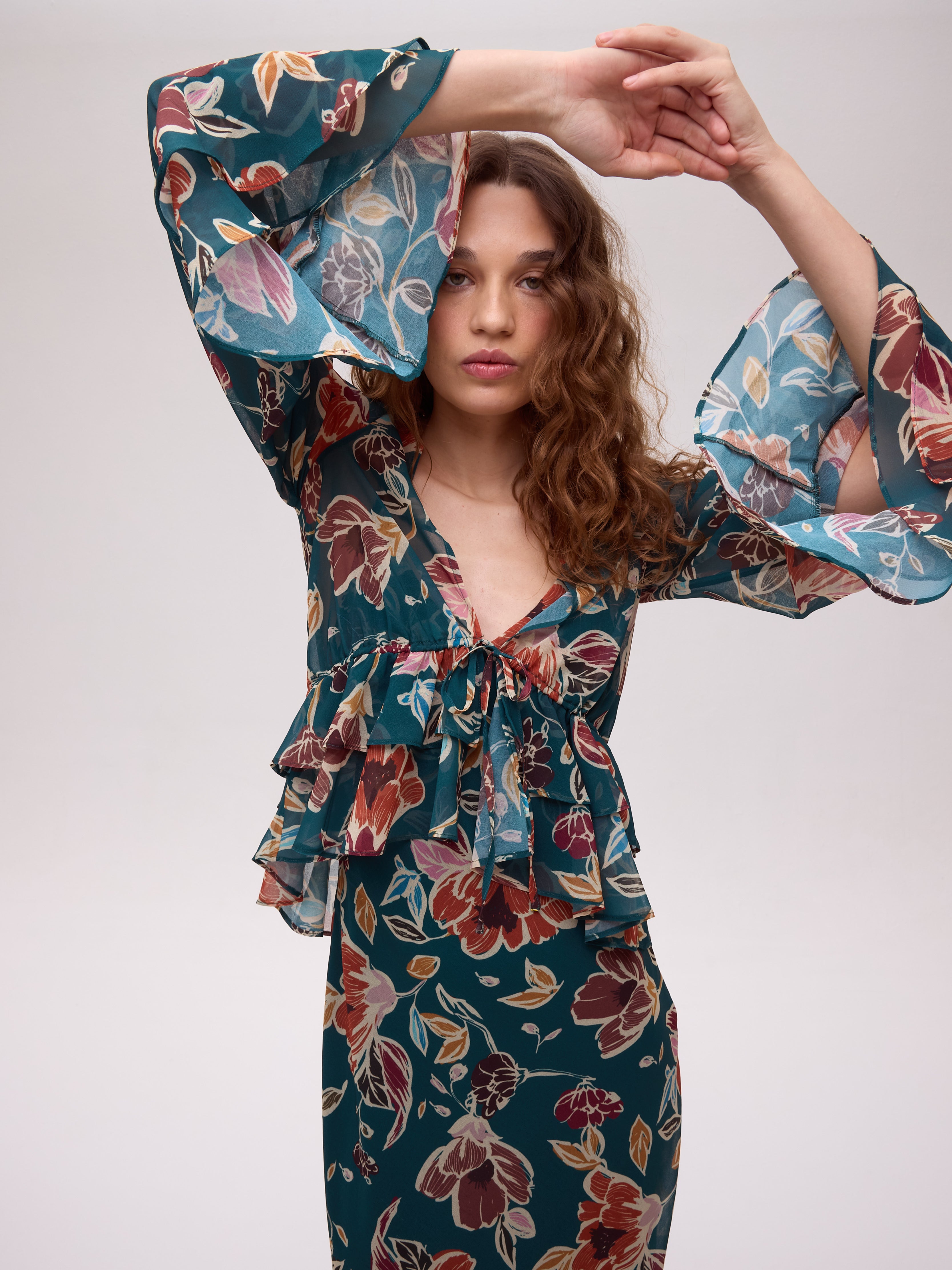 GRAZIA FLOWERS - Vestido y top de gasa estampado floral tirantes, para brillar como invitada en cualquier evento. MIOH, la marca española de vestidos de fiesta más de moda en 2026