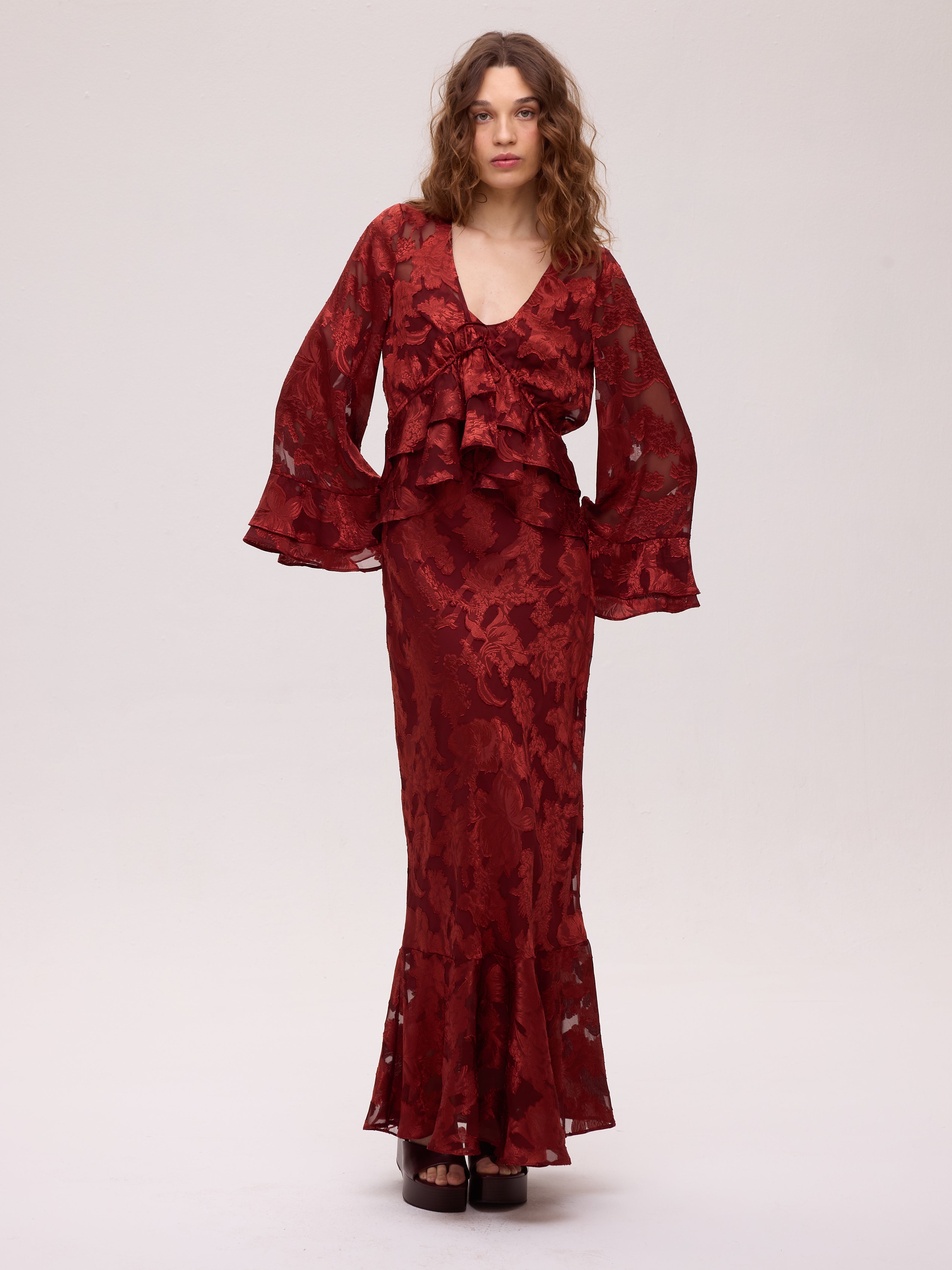 GRAZIA WINE - Vestido y top lencero jacquard de tirantes, perfecto para invitadas de boda y fiesta esta temporada de otoño invierno. MIOH es la marca española de vestidos de invitada de referencia