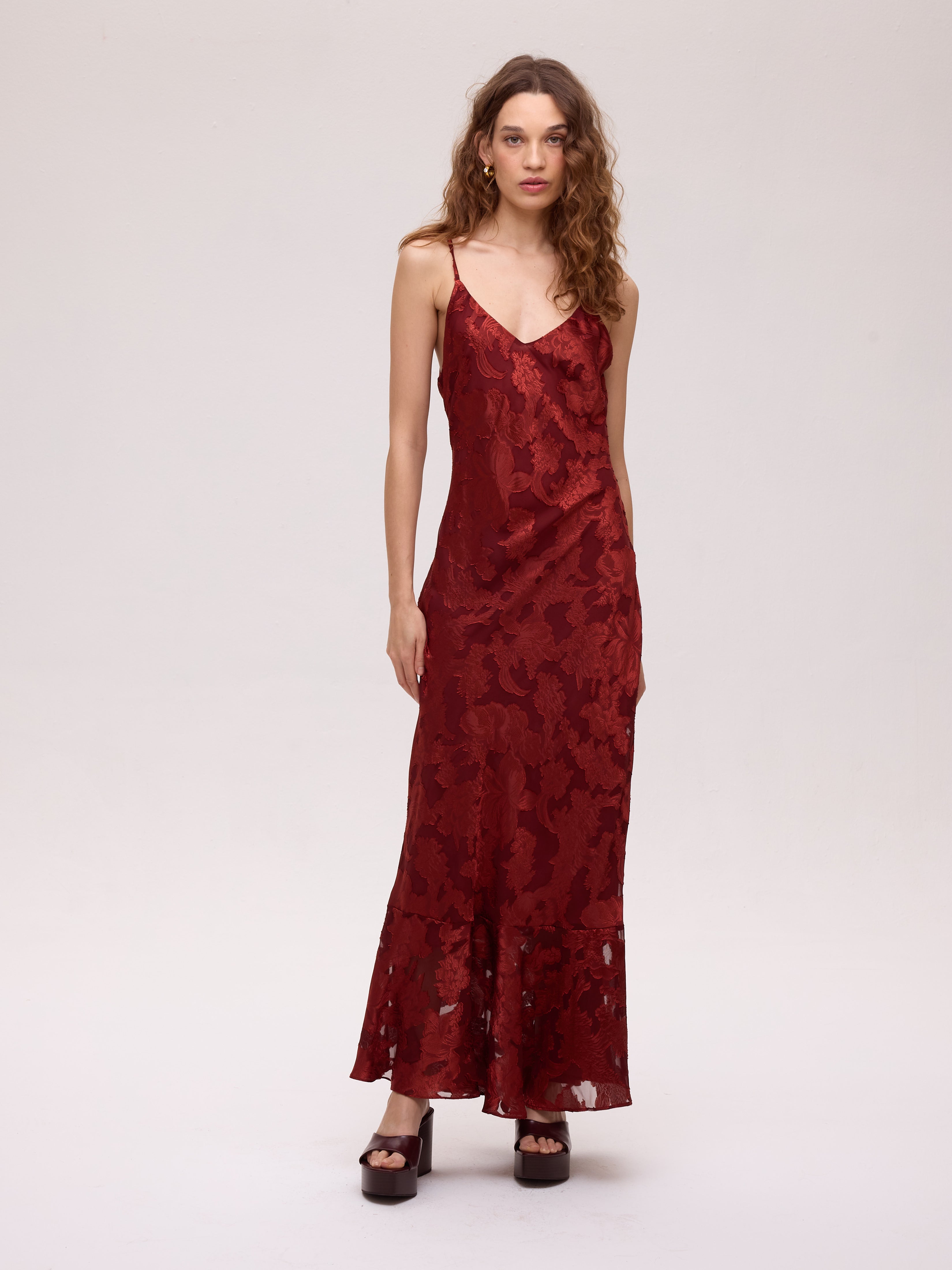 GRAZIA WINE - Vestido y top lencero jacquard de tirantes, moda de invitada de boda diseñada en España. MIOH lleva más de 20 años vistiendo a la invitada perfecta