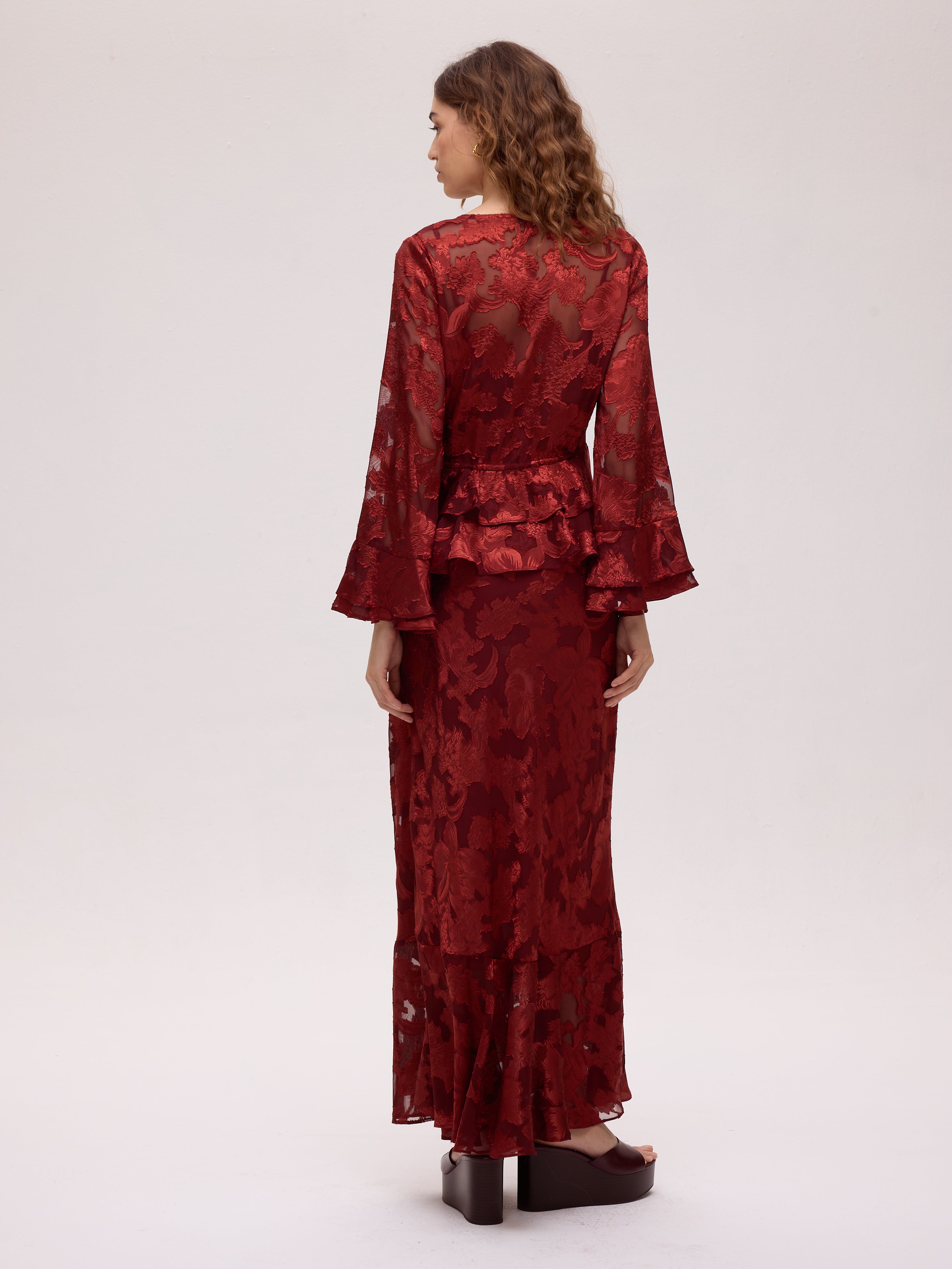 GRAZIA WINE - Vestido y top lencero jacquard de tirantes, el look de invitada perfecta firmado por MIOH, marca española de vestidos de fiesta y de boda