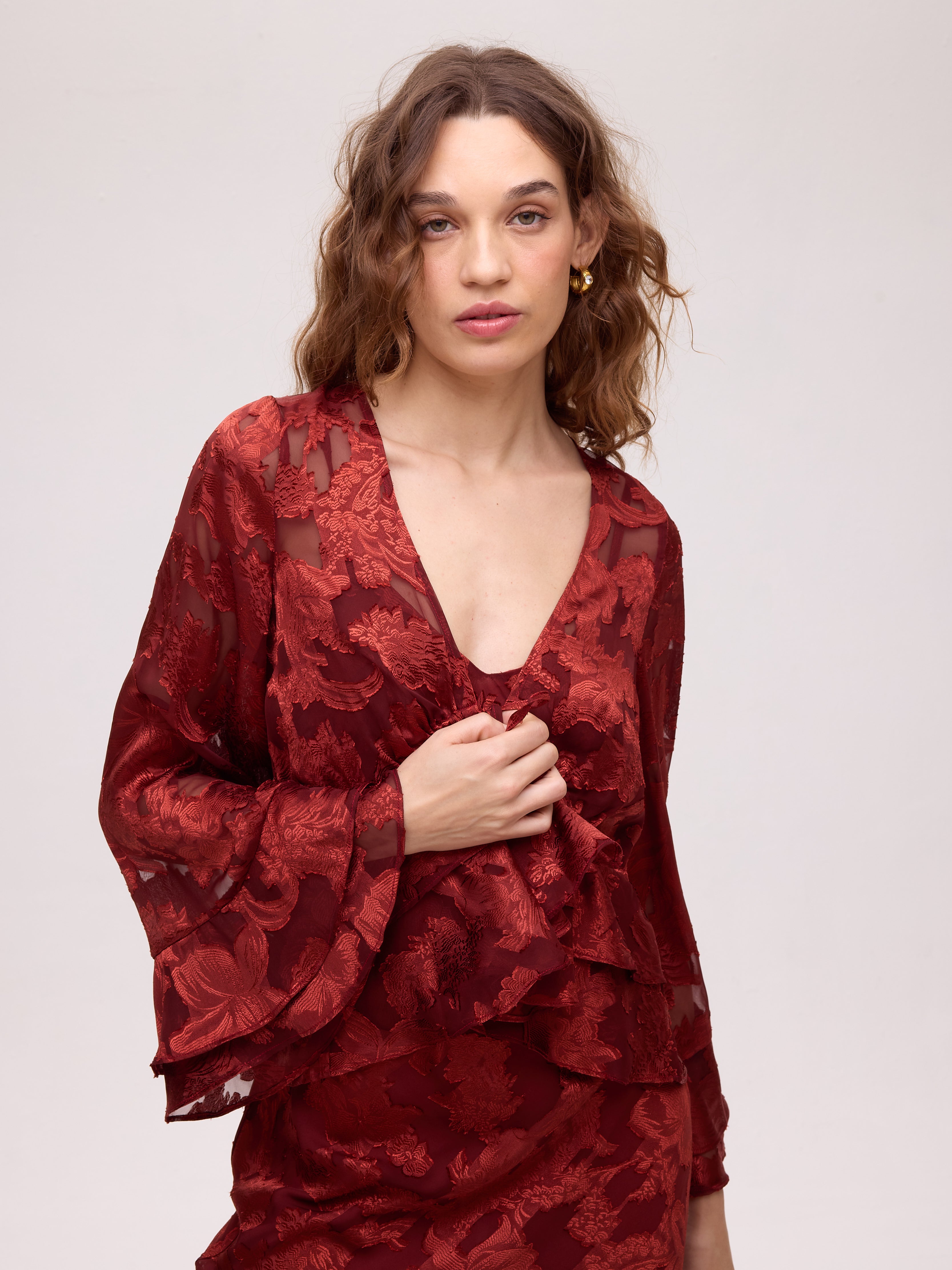 GRAZIA WINE - Vestido y top lencero jacquard de tirantes, vestido de invitada de boda de la colección otoño invierno de MIOH, diseñado en España