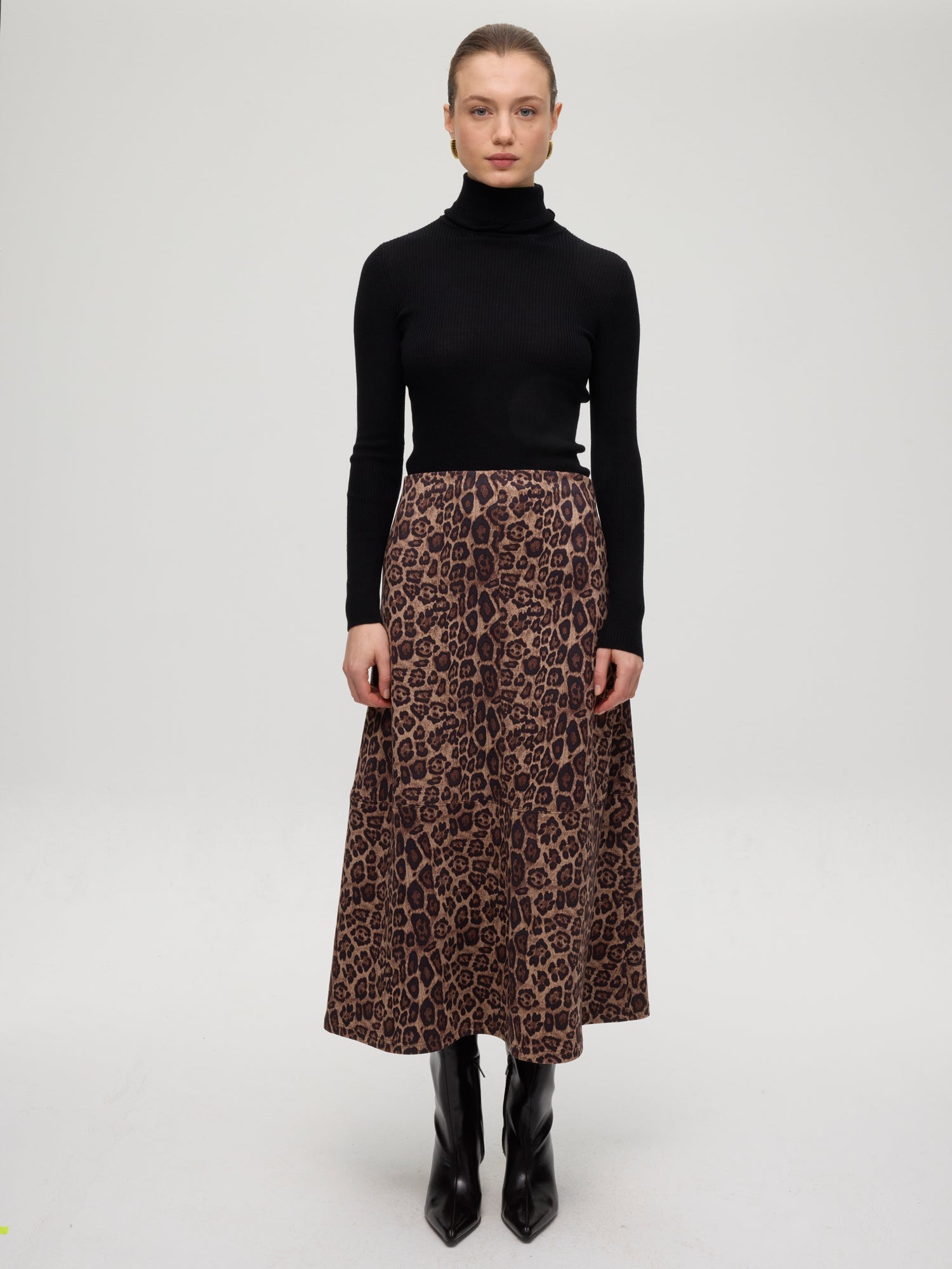 mioh | HEARST ANIMAL - Falda midi animal print. Vestidos de fiesta para invitadas de boda perfectas. Marca española de moda