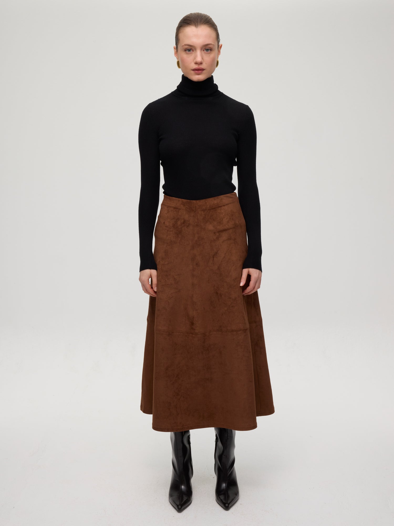 mioh | HEARST SUEDE - Falda midi  efecto ante. Vestidos de fiesta para invitadas de boda perfectas. Marca española de moda