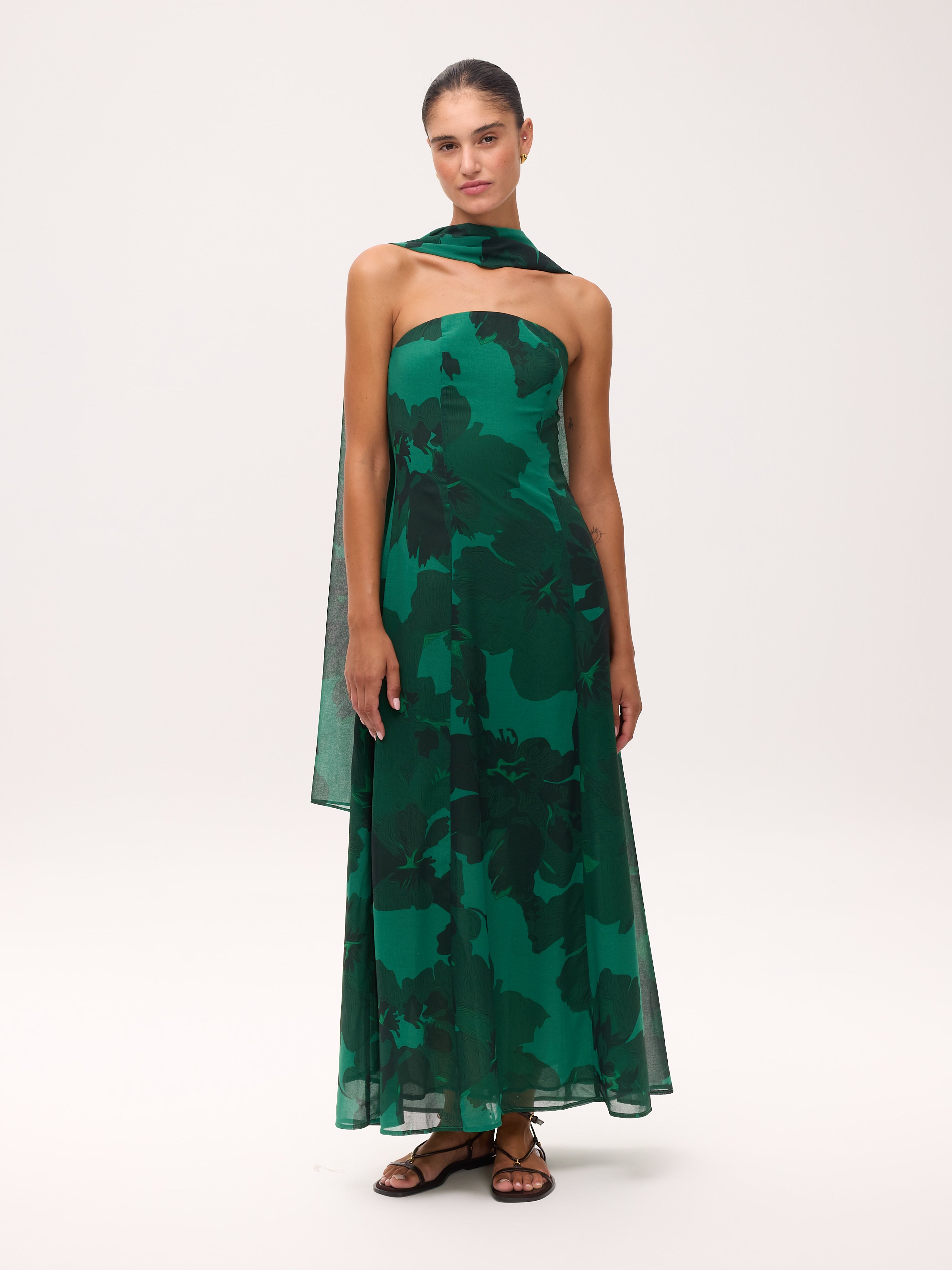 HELENA GREEN - Vestido fluido estampado floral con tirantes desmontables, para invitadas de boda, fiesta y eventos de primvera y verano. MIOH es la marca de vestidos de invitada de boda y fiesta de referencia en España