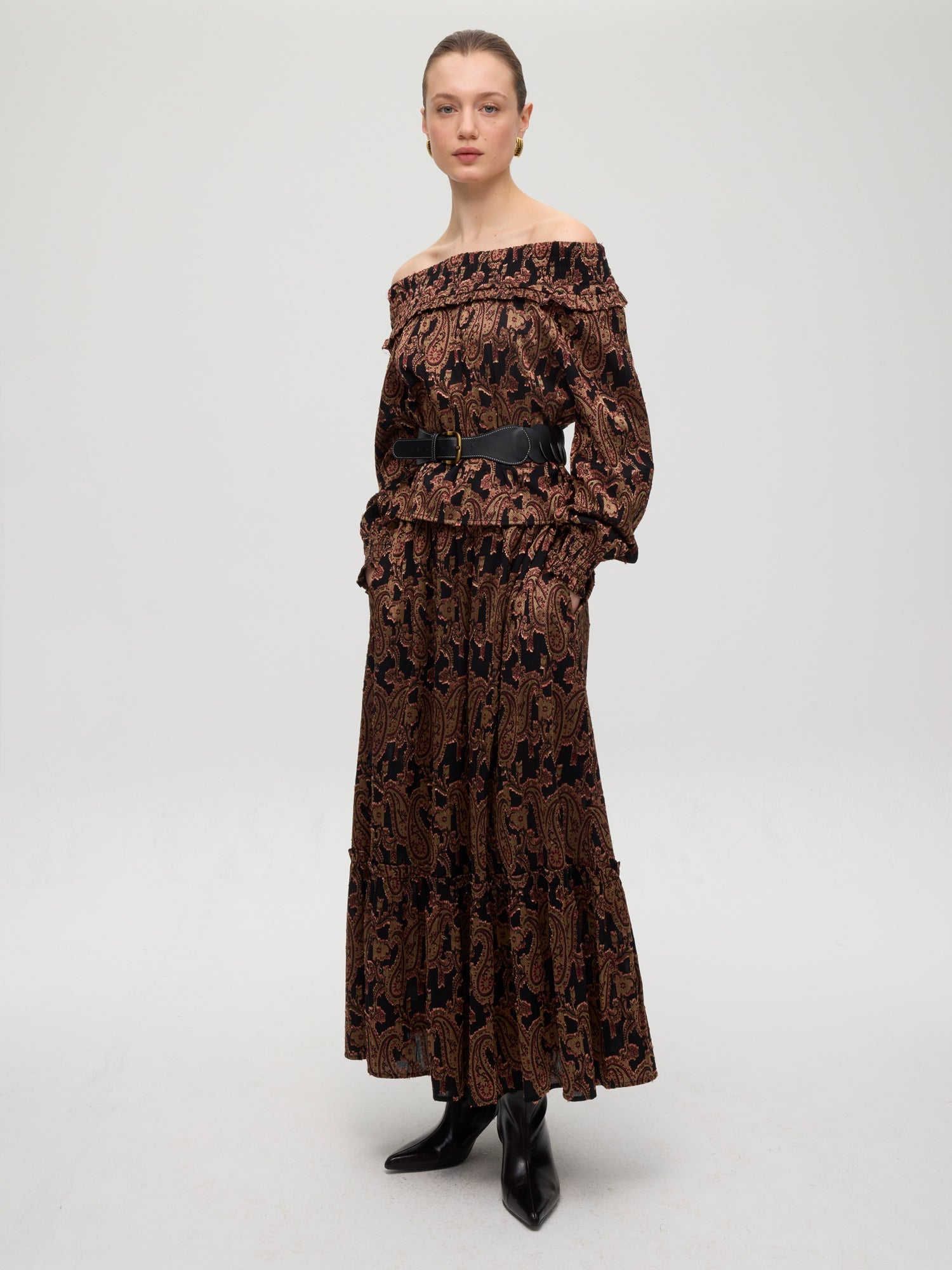 mioh | HENNA BLACK TOP - Top escote bardot nido de abeja. Vestidos de fiesta para invitadas de boda perfectas. Marca española de moda