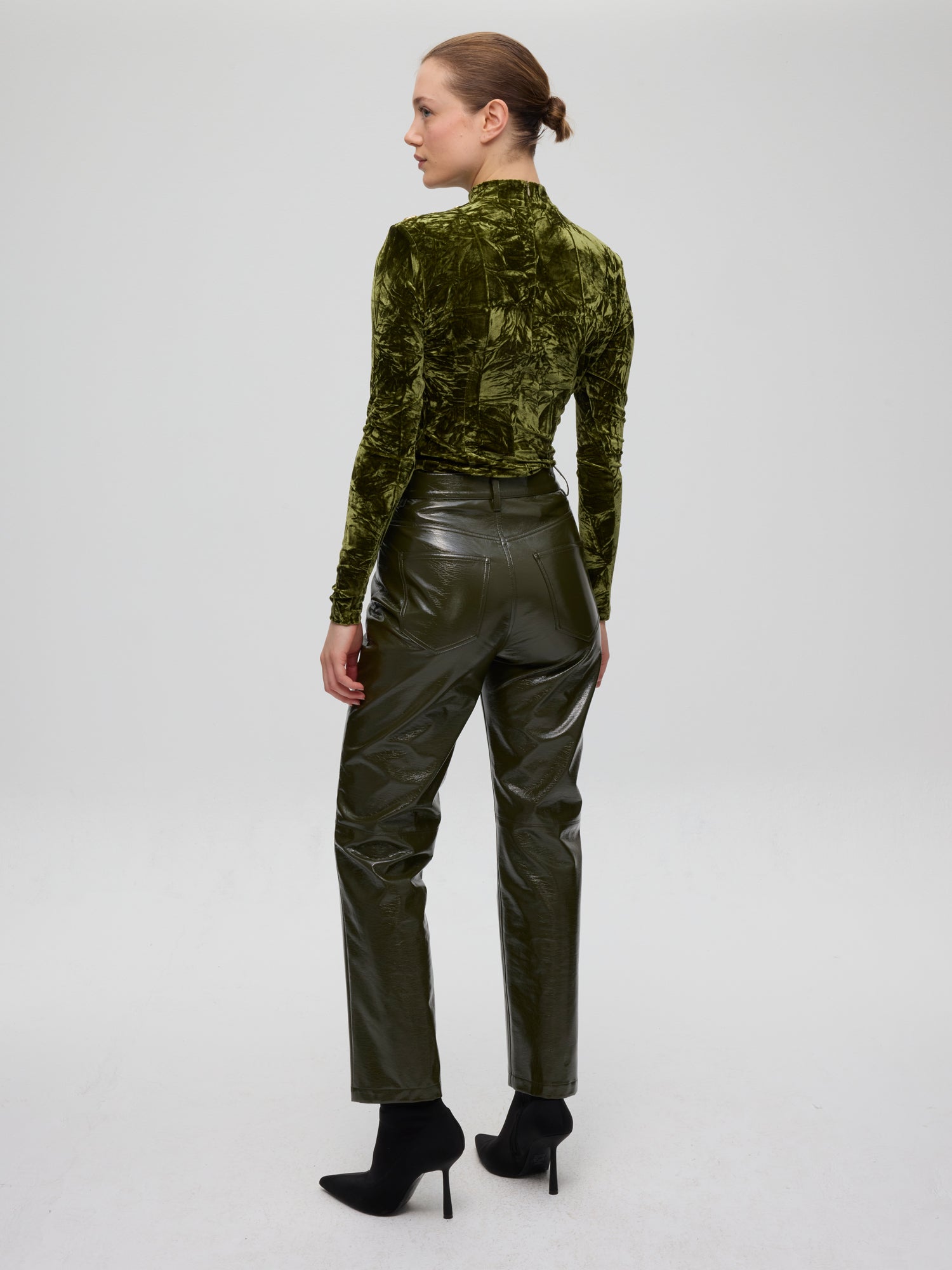 mioh | HERMITAGE - Jersey terciopelo verde botones joya. Vestidos de fiesta para invitadas de boda perfectas. Marca española de moda