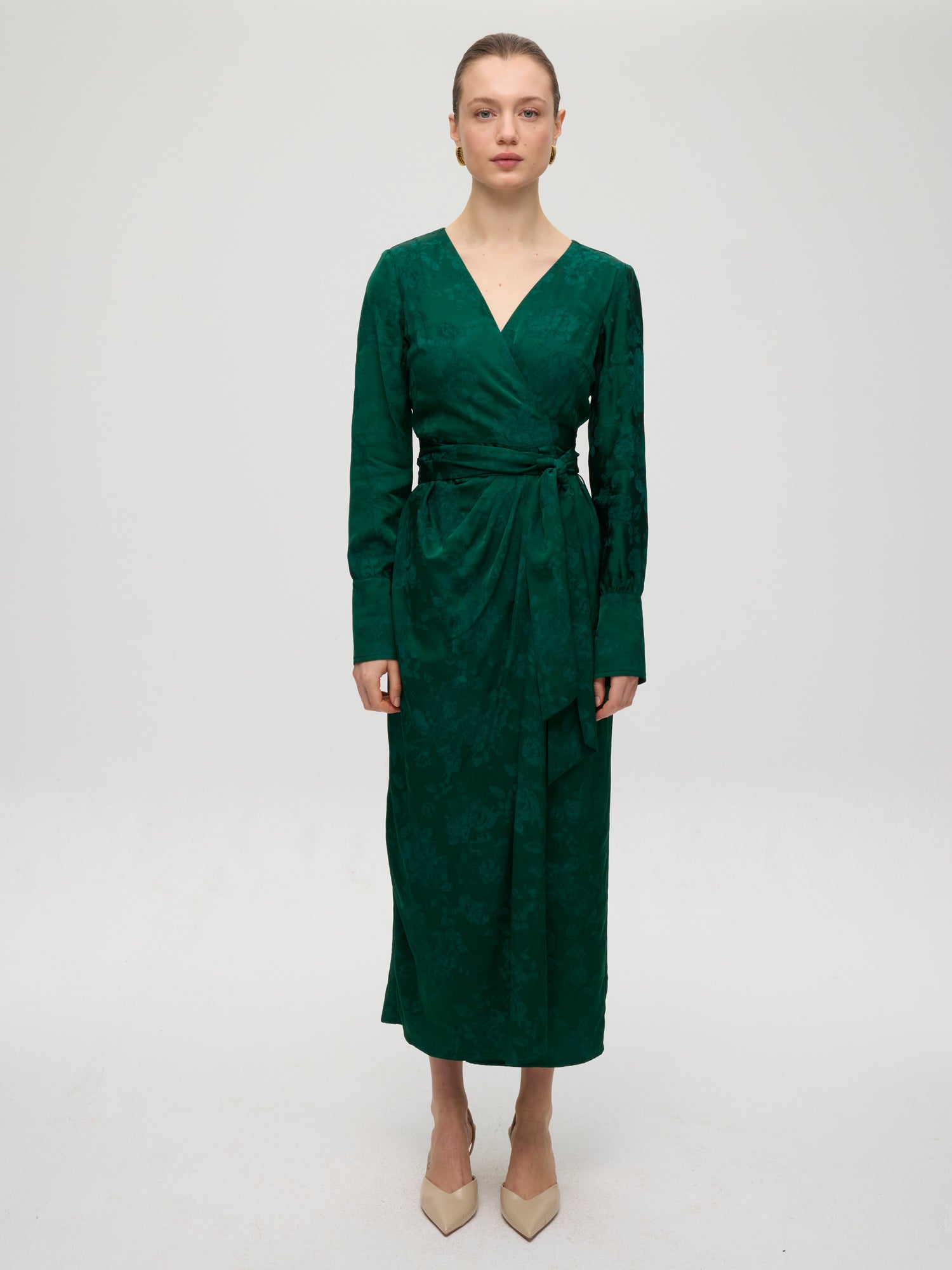 mioh | LICEO GREEN - Vestido envolvente JCQRD verde flores. Vestidos de fiesta para invitadas de boda perfectas. Marca española de moda