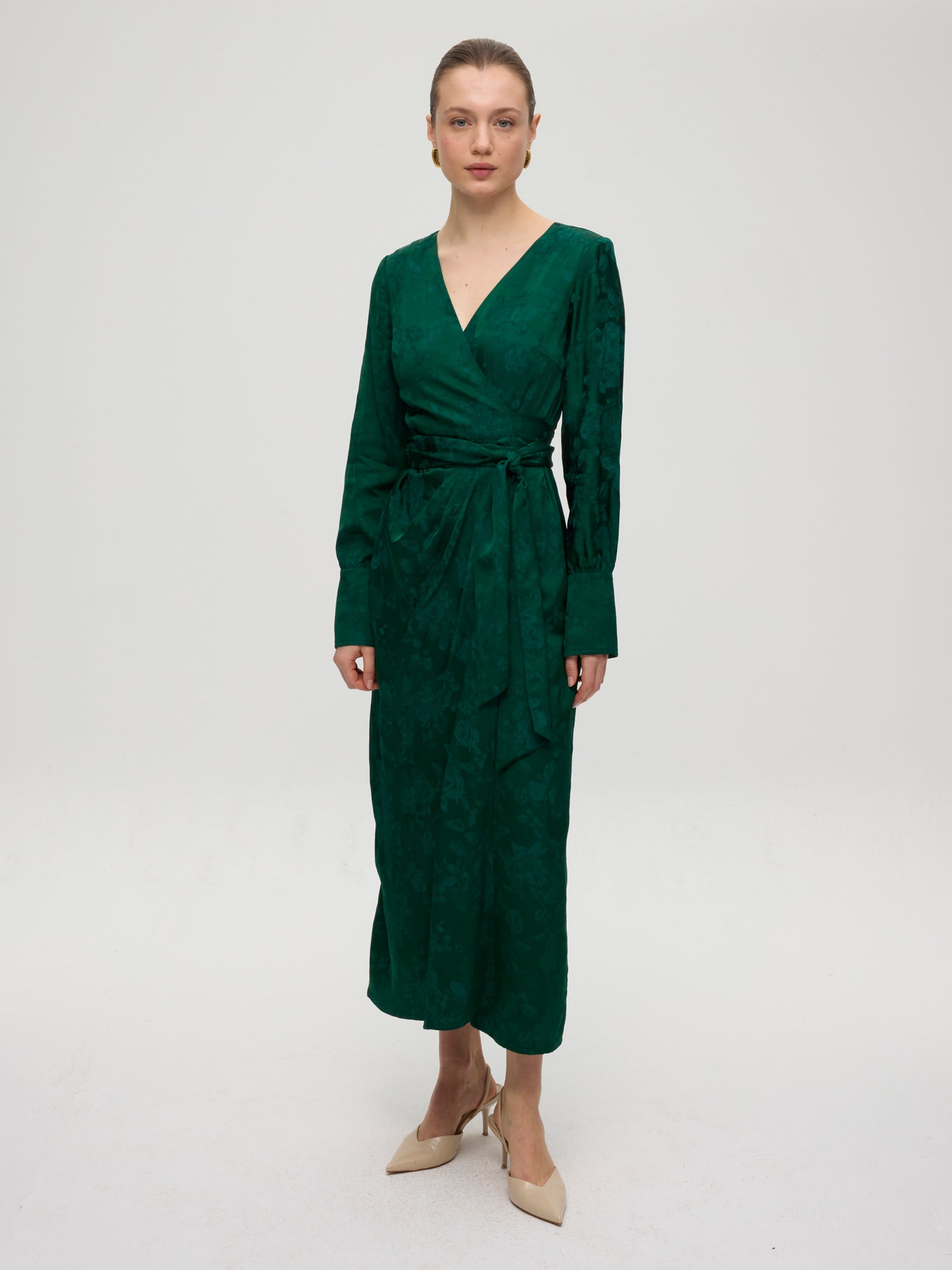 mioh | LICEO GREEN - Vestido envolvente JCQRD verde flores. Vestidos de fiesta para invitadas de boda perfectas. Marca española de moda