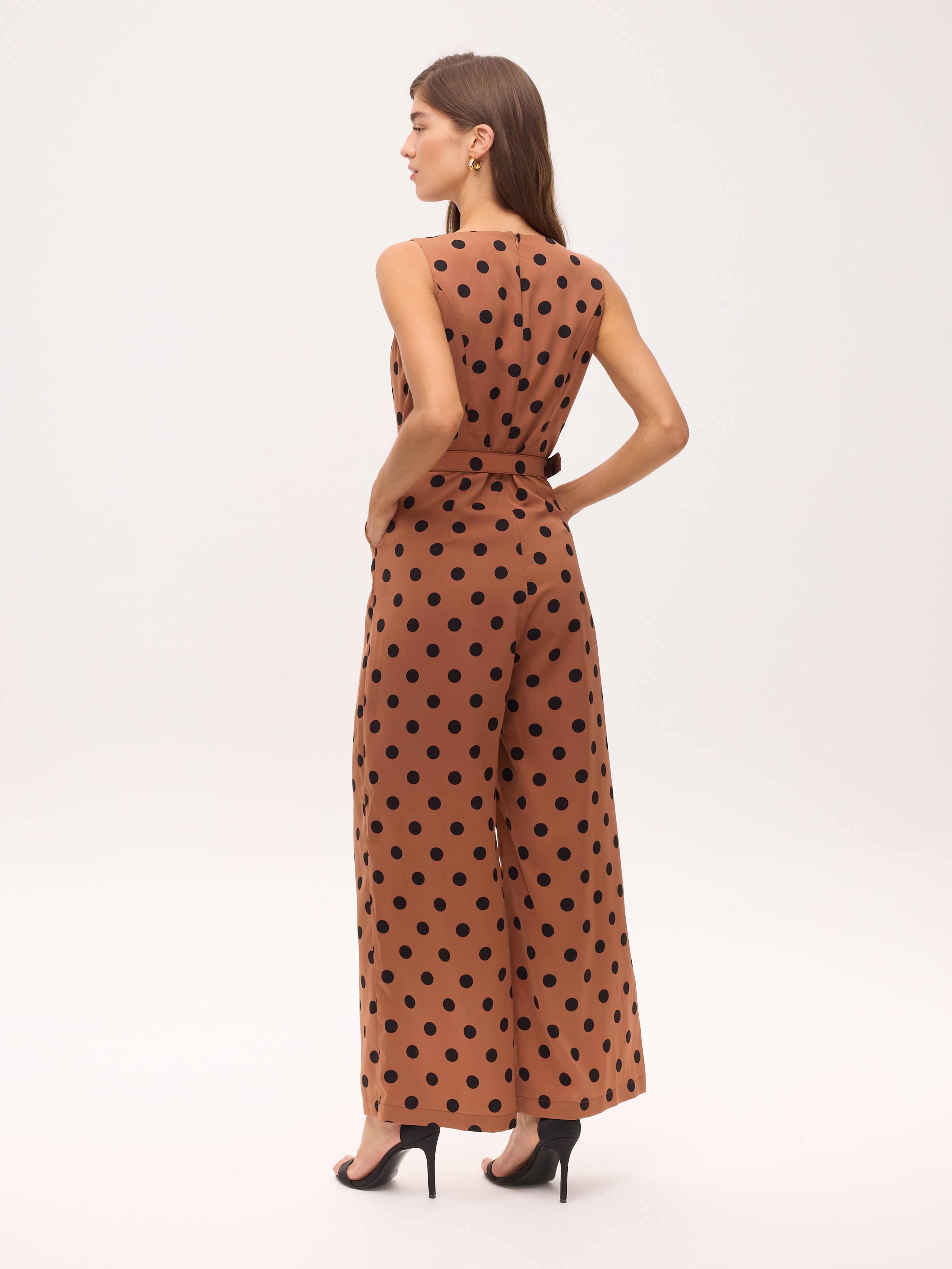 LORENZO DOTS - Mono escote cuadrado de lunares marrón y negro, para ser la invitada de boda perfecta y fiesta esta primavera verano. MIOH es la marca de vestidos de invitada de boda y fiesta de referencia en España