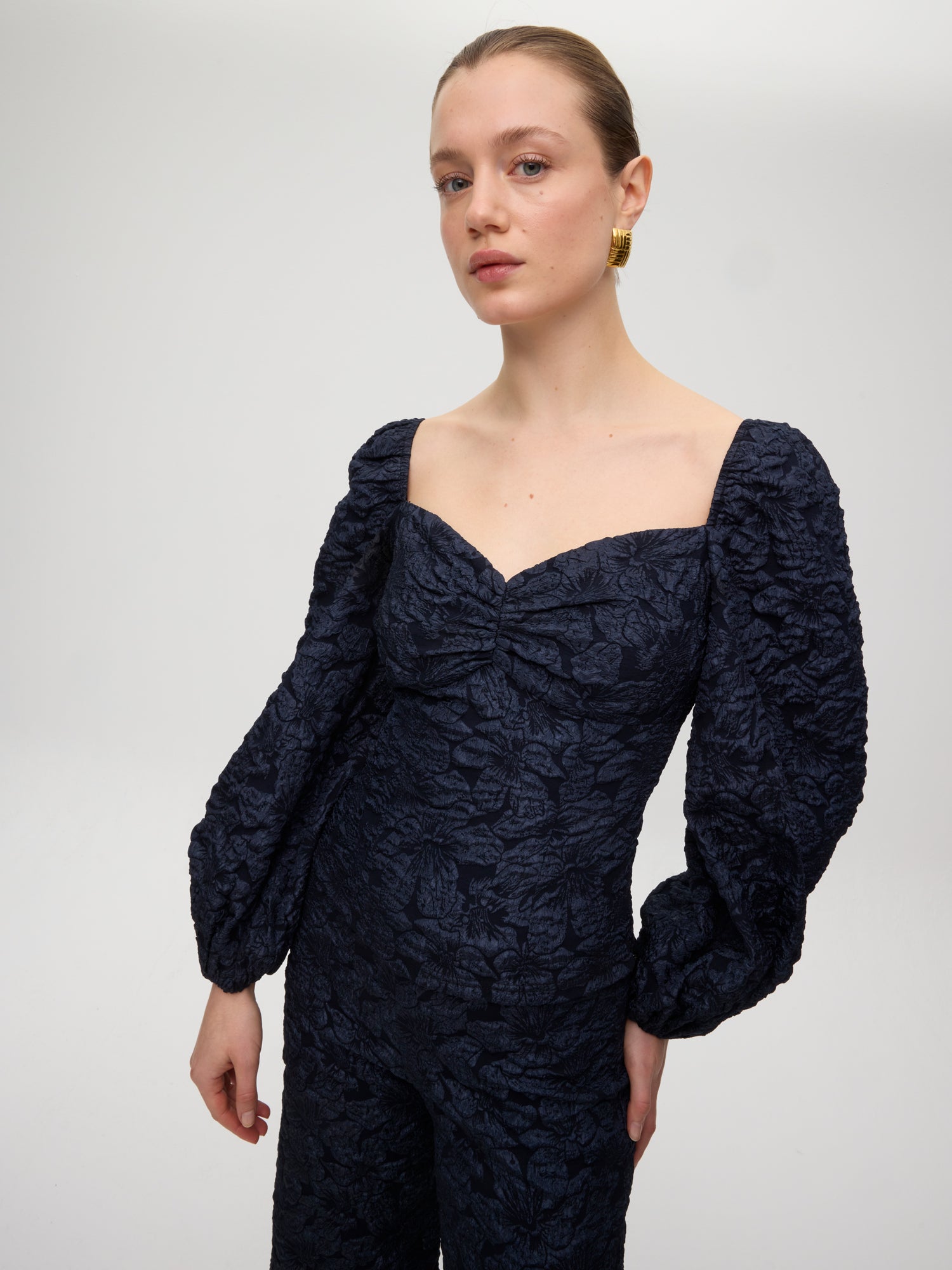 mioh | LOUVRE PANT - Pantalón recto damasco marino. Vestidos de fiesta para invitadas de boda perfectas. Marca española de moda