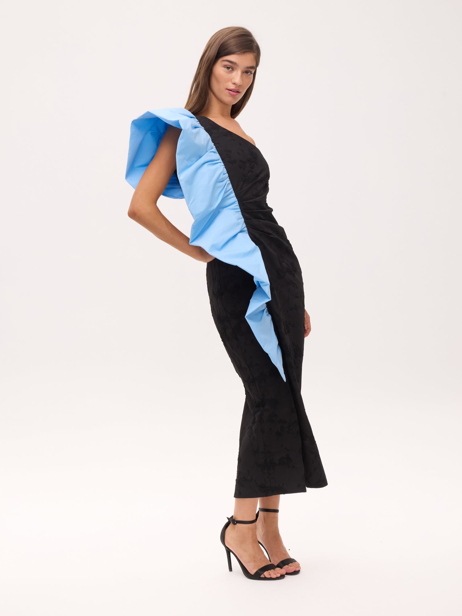 MALCOM BLACK - Vestido negro damasco azul, con volante estructurado, perfecto para invitadas de boda y fiesta spring summer. MIOH es la marca que eligen las influencers de España para sus eventos, como bodas y fiestas