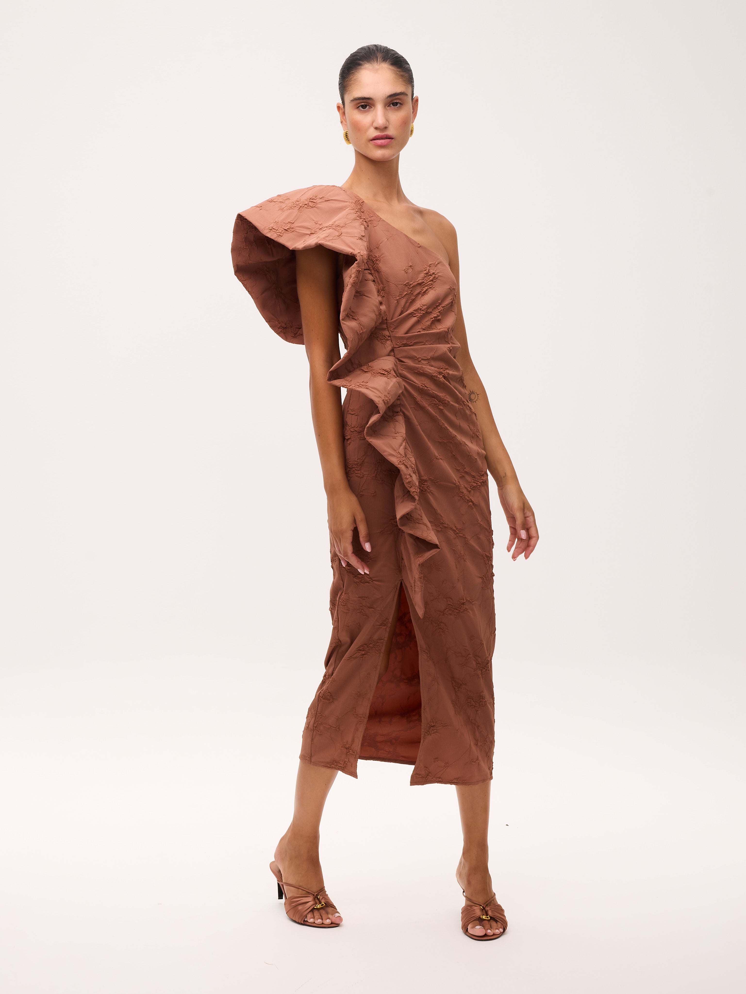 MALCOM MOCA - Vestido asimétrico damasco moca, para invitadas de boda, fiesta y eventos de primvera y verano. MIOH es la marca de vestidos de invitada de boda y fiesta de referencia en España