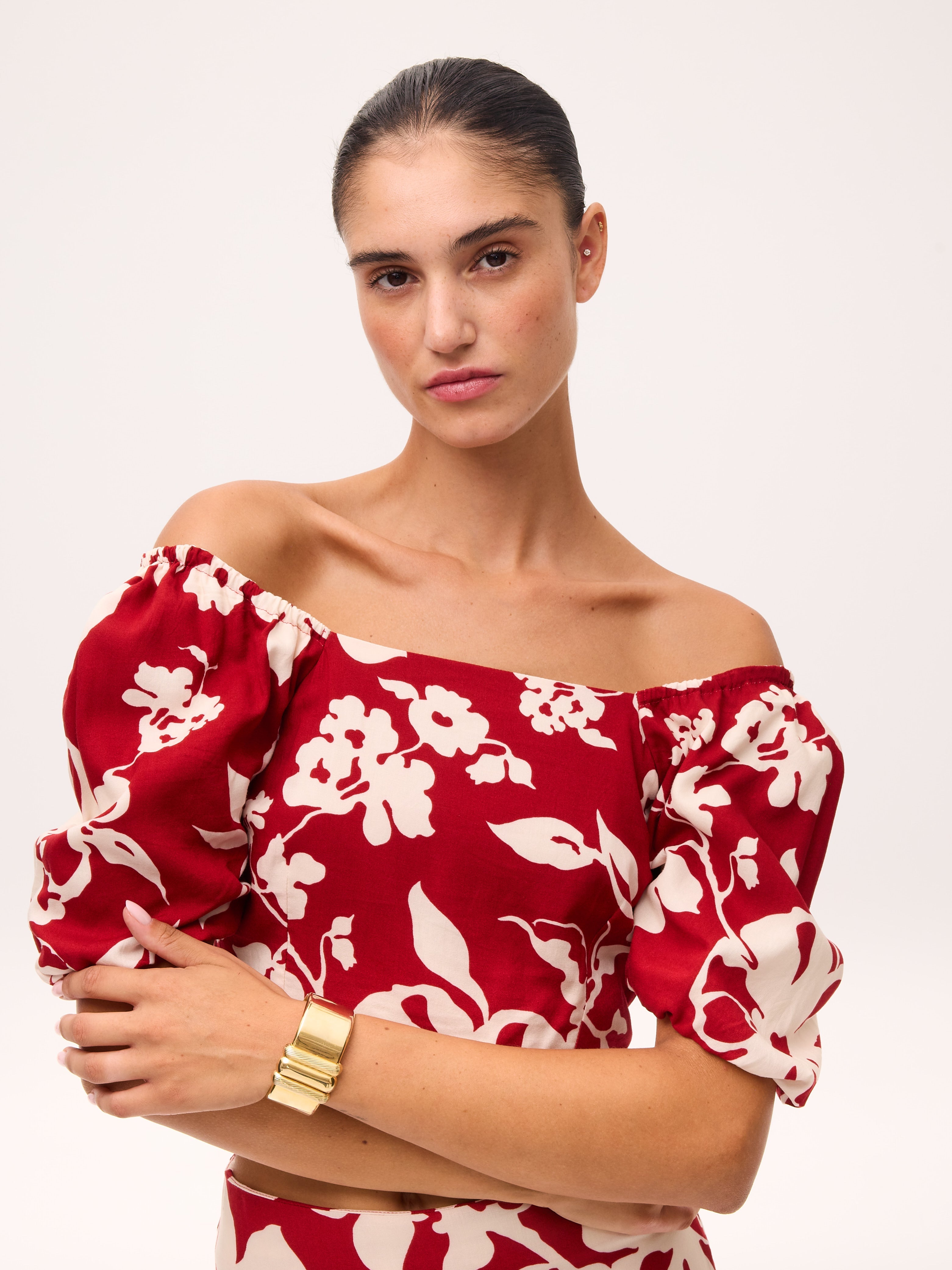 MARGARET RED - Conjunto rojo con flores blancas, para invitadas de boda, fiesta y eventos de primvera y verano. MIOH es la marca de vestidos de invitada de boda y fiesta de referencia en España