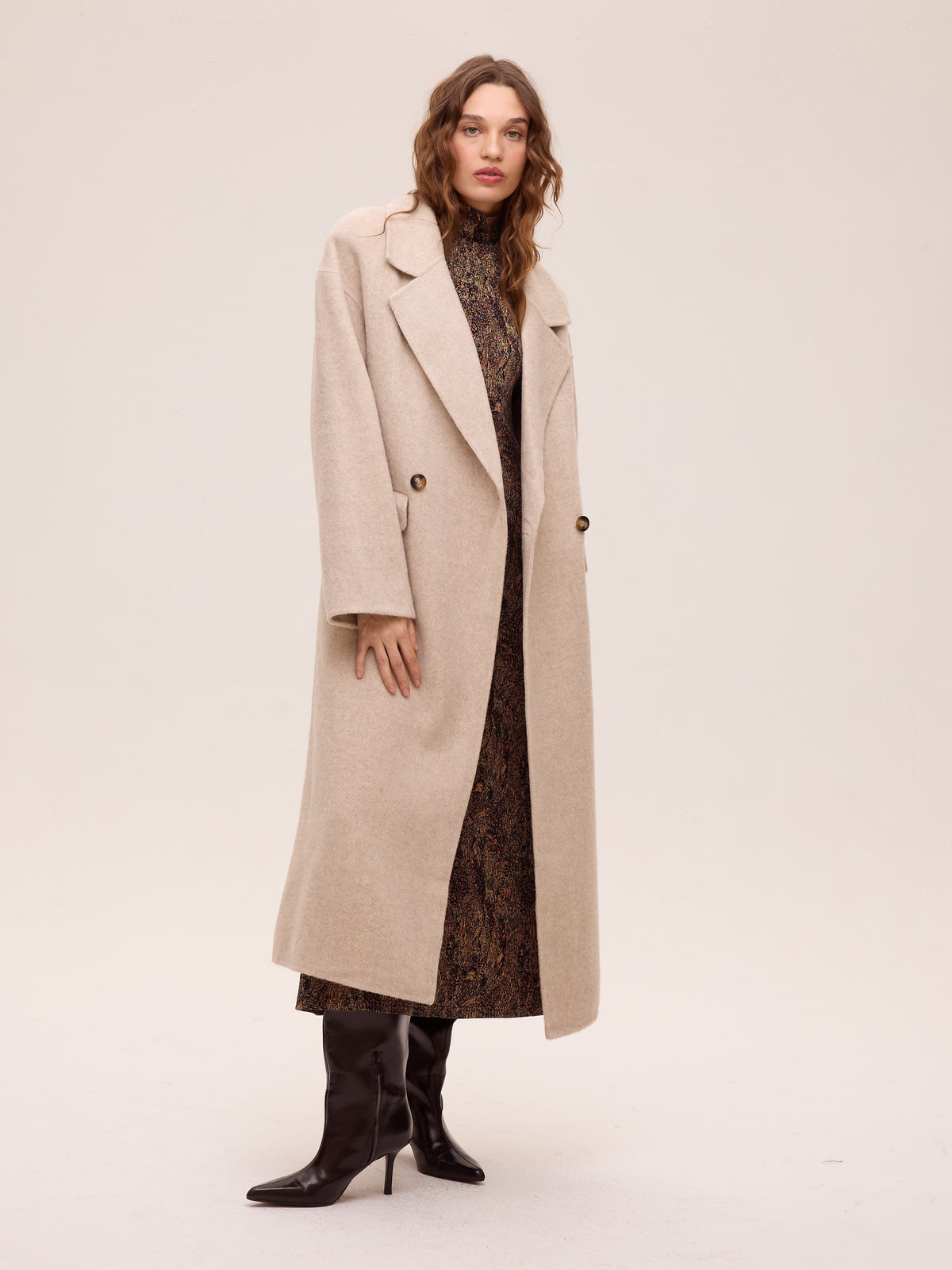 mioh | METRO ECRU - Abrigo largo sastrero alpaca ecru. Vestidos de fiesta para invitadas de boda perfectas. Marca española de moda