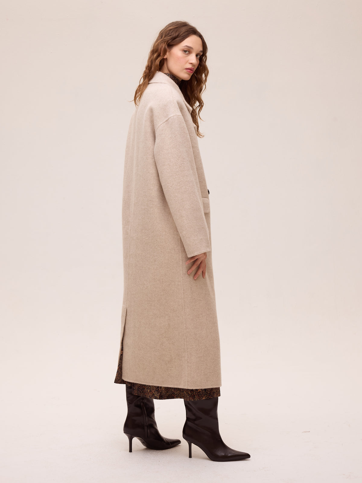 mioh | METRO ECRU - Abrigo largo sastrero alpaca ecru. Vestidos de fiesta para invitadas de boda perfectas. Marca española de moda
