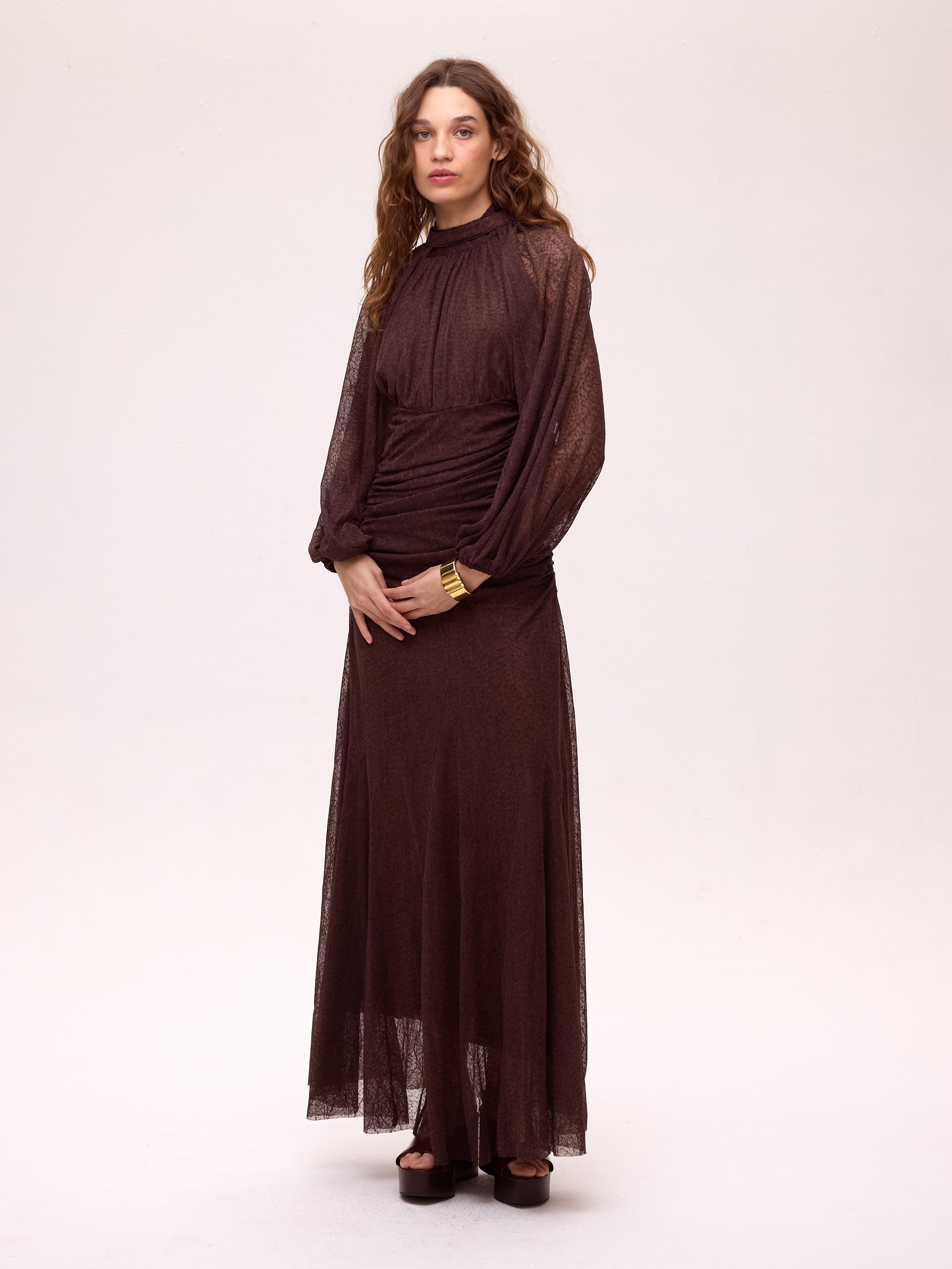 MISTRAL BROWN - Vestido punto halter manga desmontable, perfecto para invitadas de boda y fiesta esta temporada de otoño invierno. MIOH es la marca española de vestidos de invitada de referencia
