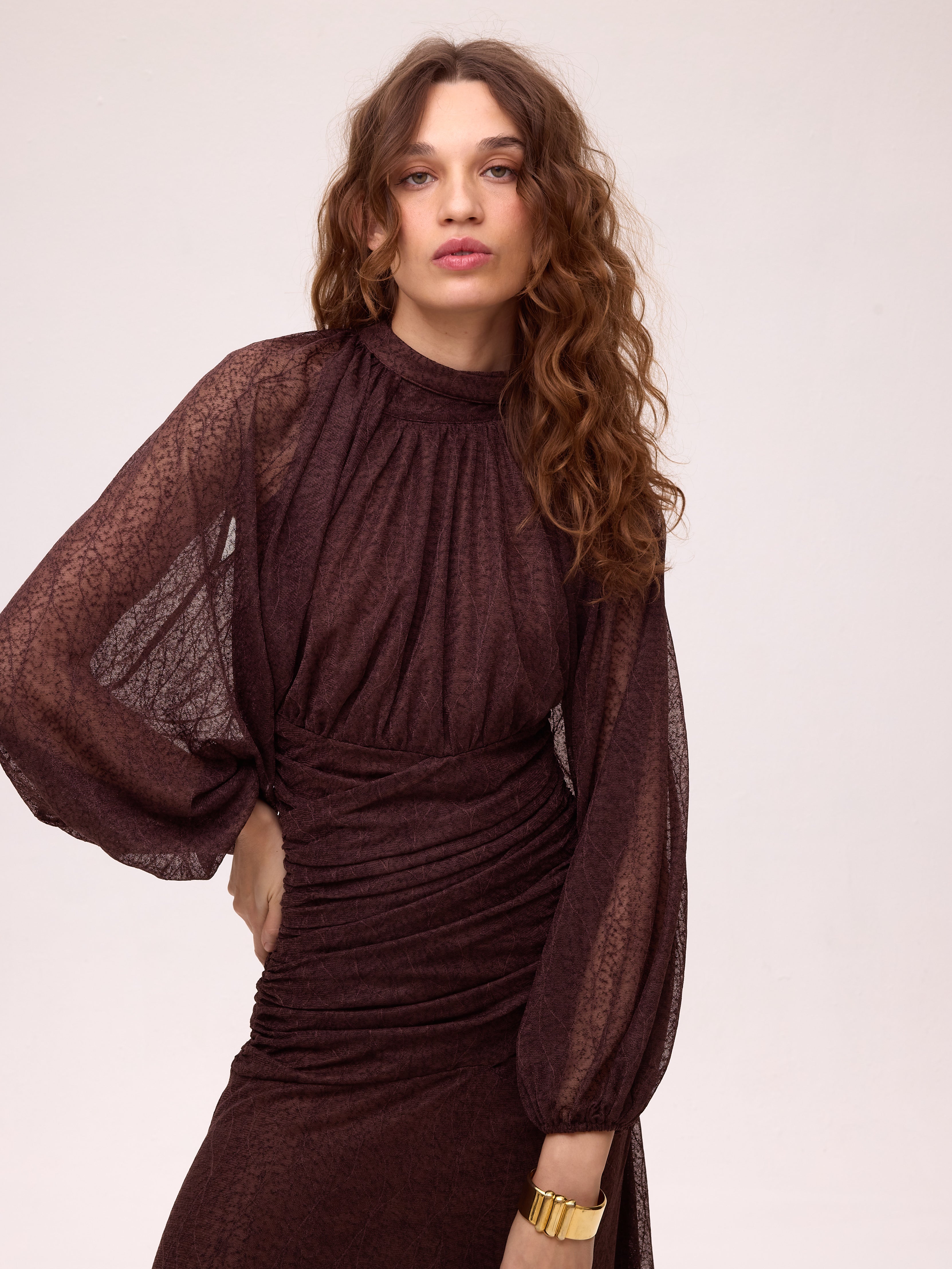 MISTRAL BROWN - Vestido punto halter manga desmontable, un vestido de invitada de boda con el sello de MIOH, la marca de moda española más buscada en 2026