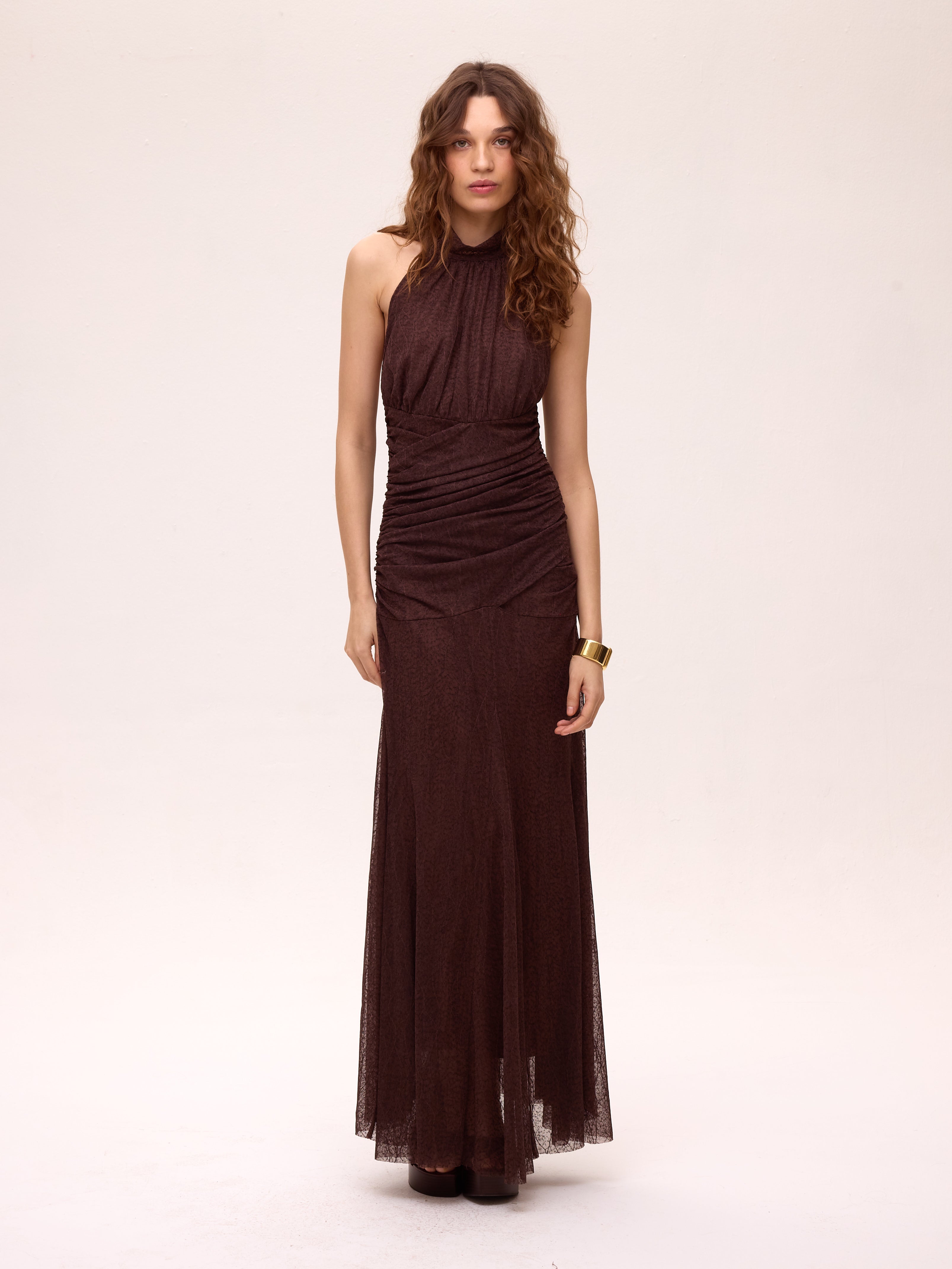 MISTRAL BROWN - Vestido punto halter manga desmontable, el look de invitada perfecta firmado por MIOH, marca española de vestidos de fiesta y de boda