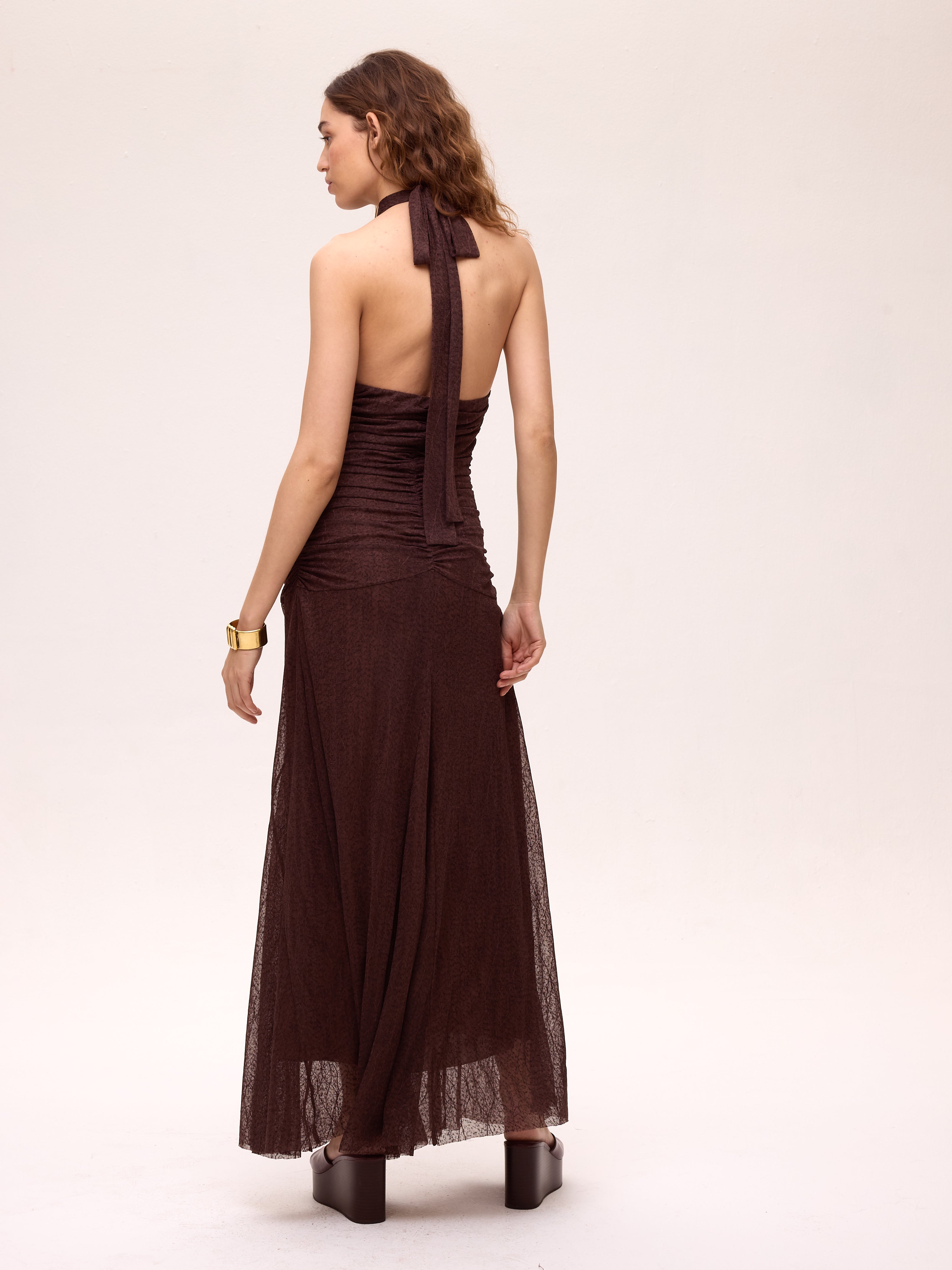 MISTRAL BROWN - Vestido punto halter manga desmontable, vestido de invitada de boda de la colección otoño invierno de MIOH, diseñado en España