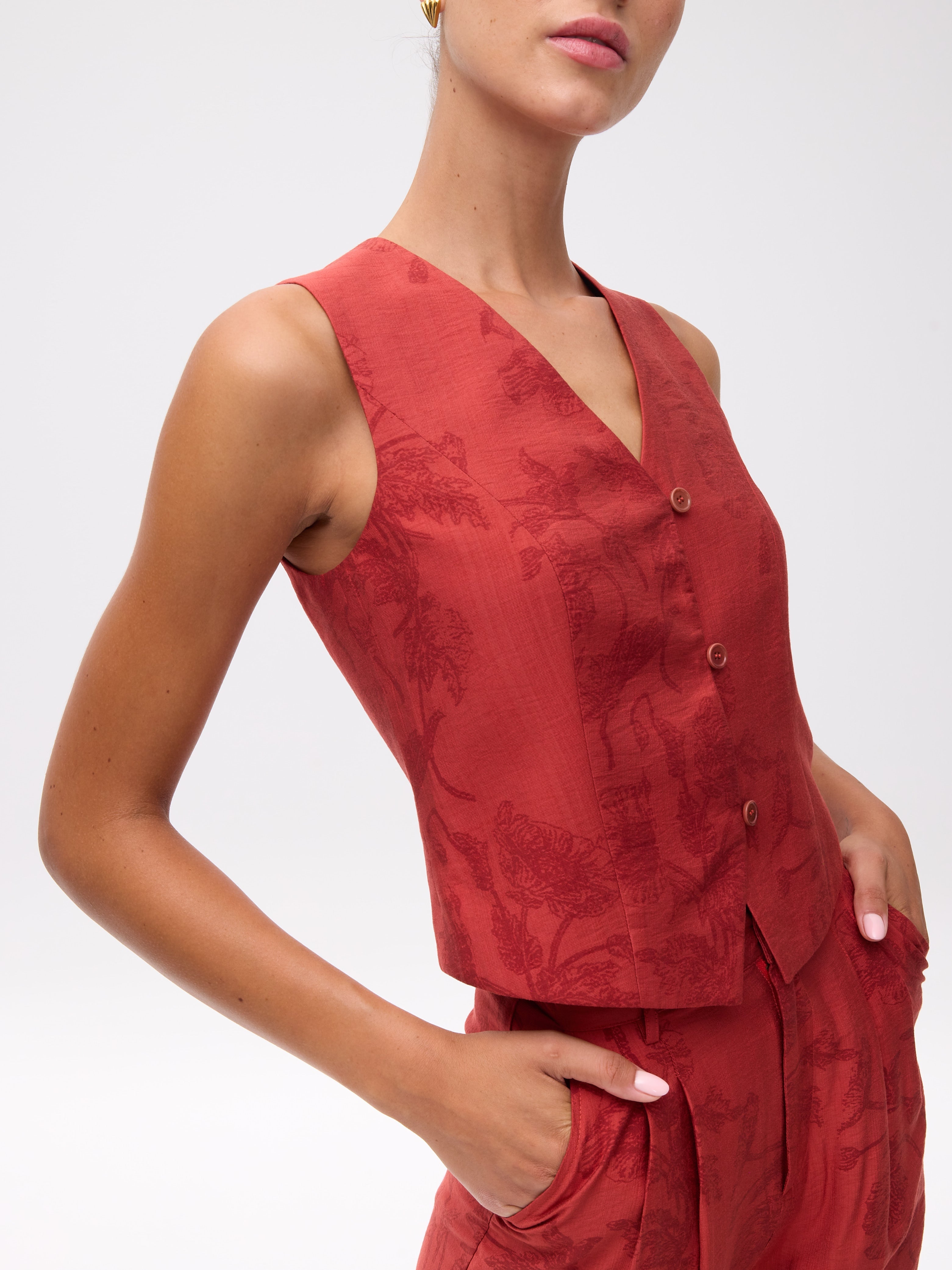 MONTESCO VEST - Chaleco tela floral botánica, para invitadas de boda, fiesta y eventos de primvera y verano. MIOH es la marca española de vestidos de fiesta para invitadas de boda más de moda en España