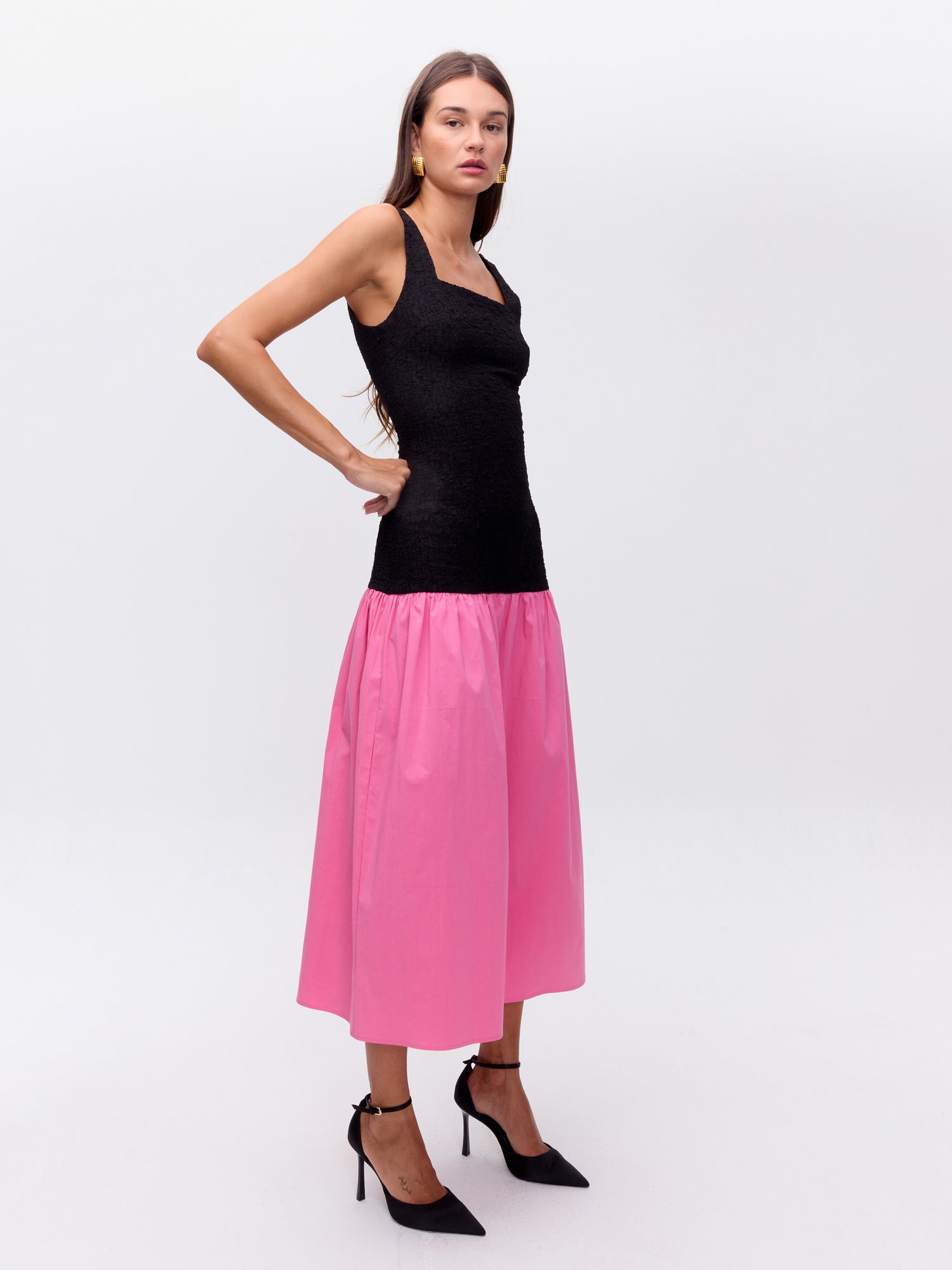 MIOH | NECTAR BLACK - Vestido negro cuerpo entallado combinado volante rosa para invitada de boda