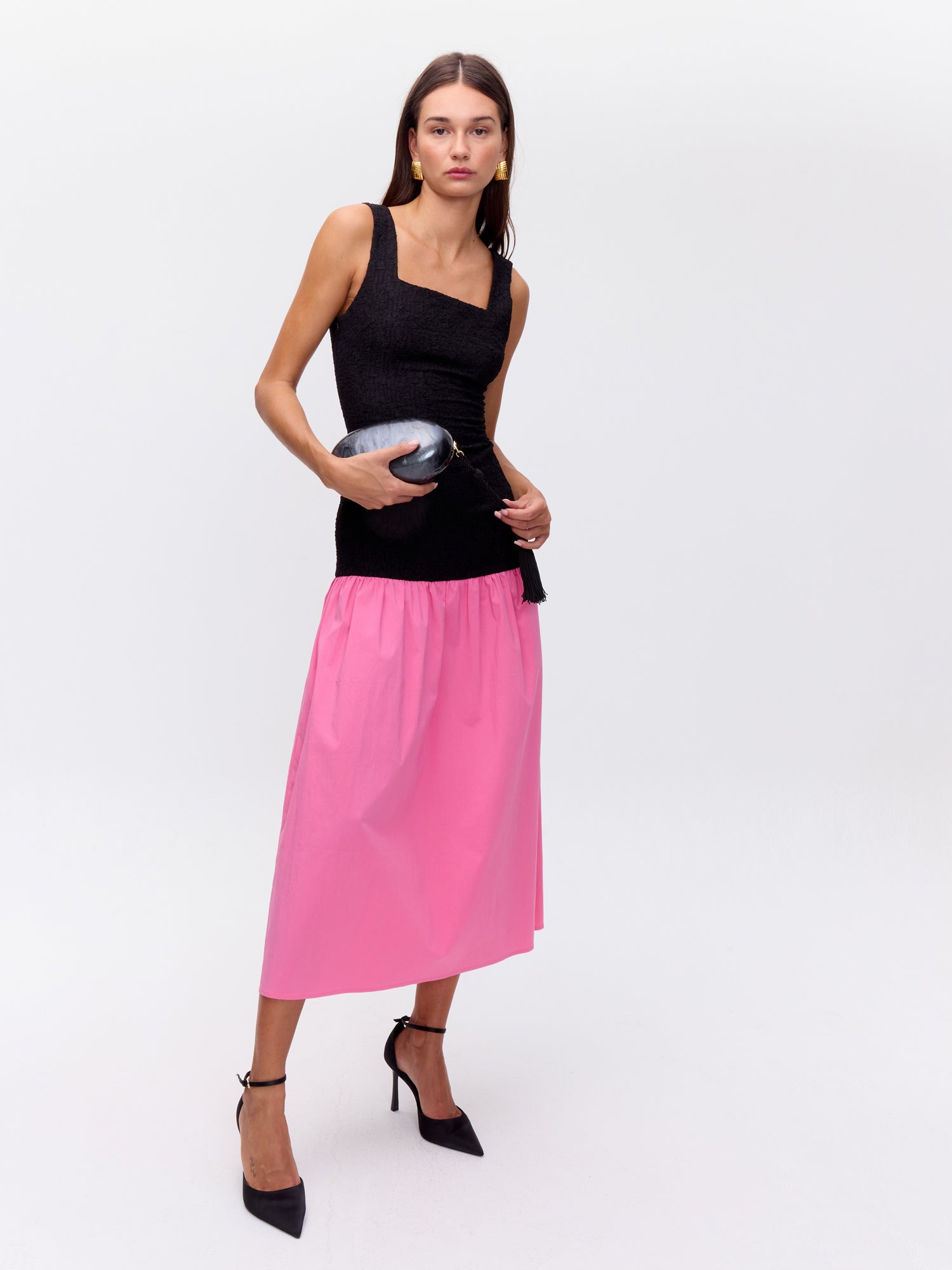 MIOH | NECTAR BLACK - Vestido negro cuerpo entallado combinado volante rosa para invitada de boda