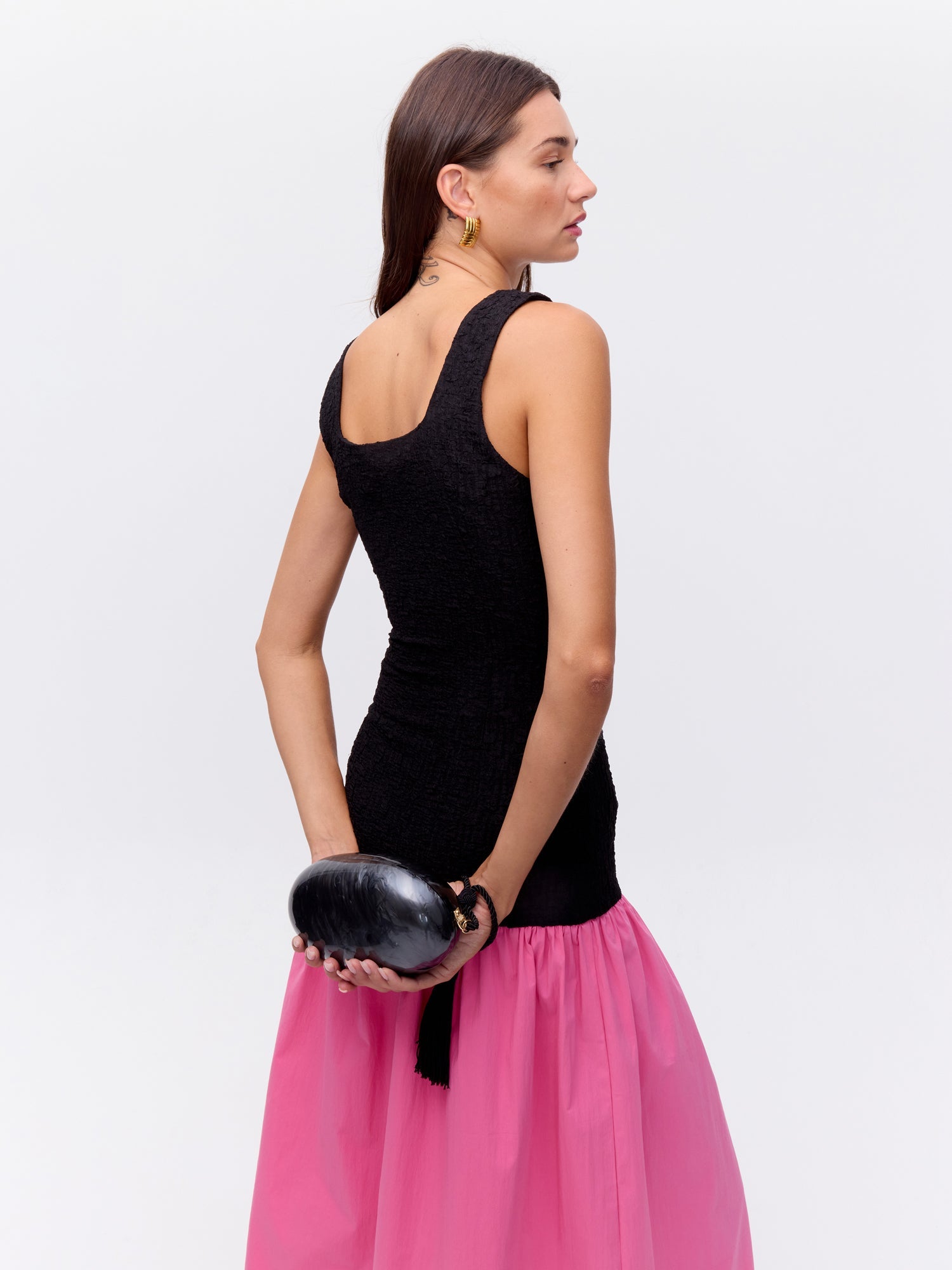 MIOH | NECTAR BLACK - Vestido negro cuerpo entallado combinado volante rosa para invitada de boda