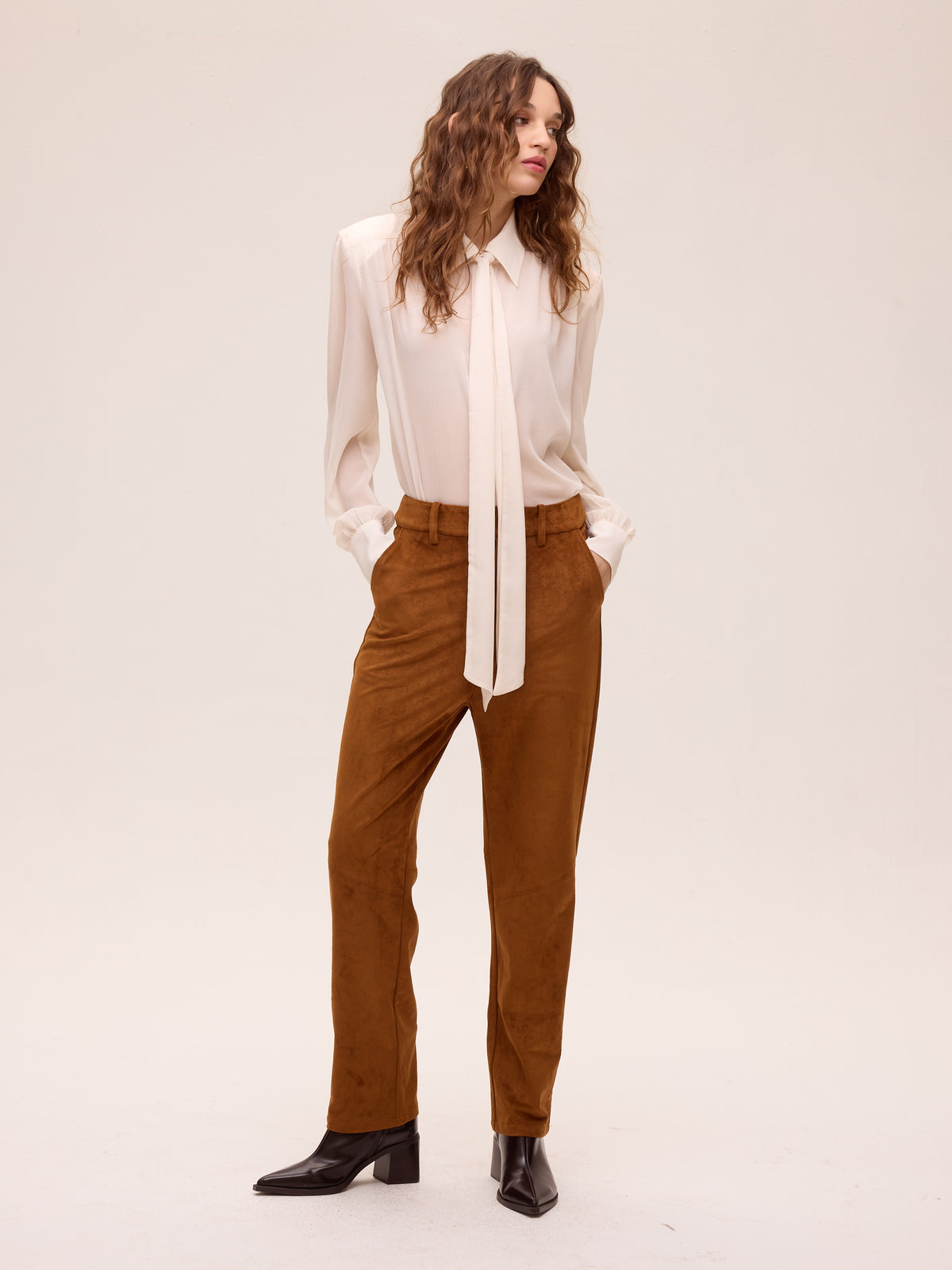 NIMBUS BRIGHT PANT - Pantalón ante 5 bolsillos costuras, perfecta para crear looks de invitada de otoño invierno. MIOH, marca española de moda en 2026
