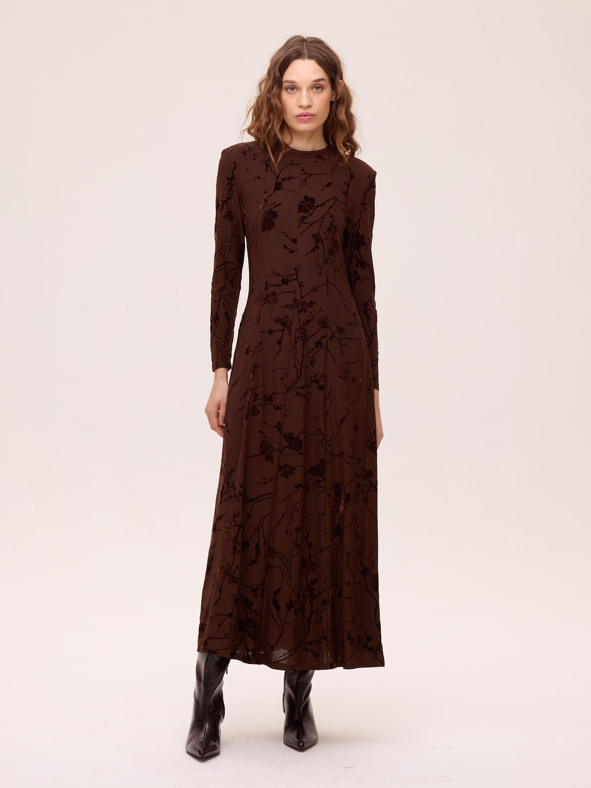 NUIT BROWN - Vestido marrón flores de terciopelo, perfecto para invitadas de boda y fiesta esta temporada de otoño invierno. MIOH es la marca española de vestidos de invitada de referencia
