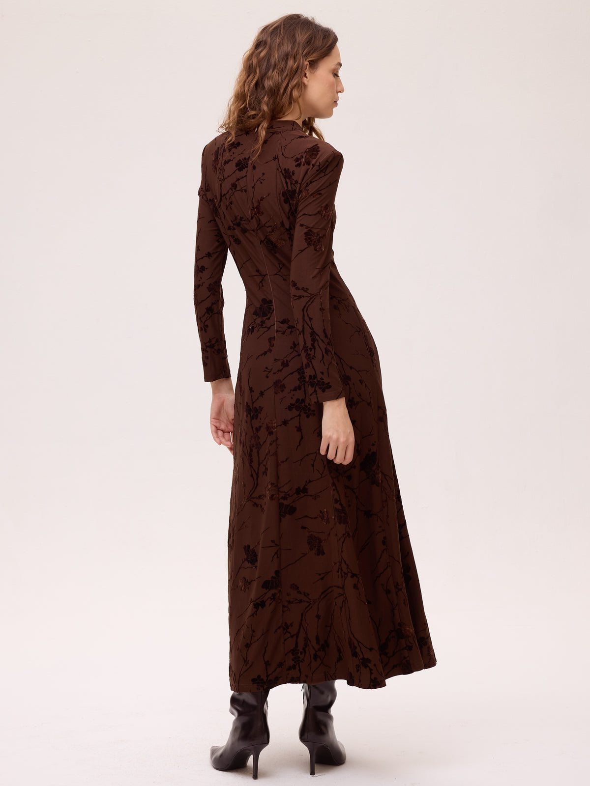NUIT BROWN - Vestido marrón flores de terciopelo, el look de invitada perfecta firmado por MIOH, marca española de vestidos de fiesta y de boda