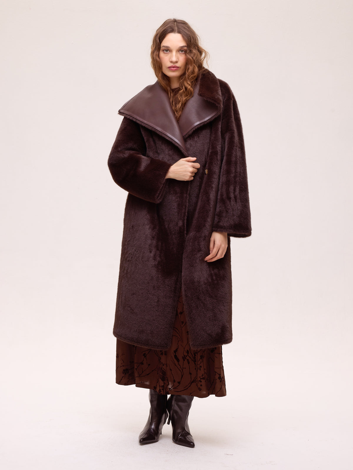 NUIT BROWN - Vestido marrón flores de terciopelo, vestido de invitada de boda de la colección otoño invierno de MIOH, diseñado en España