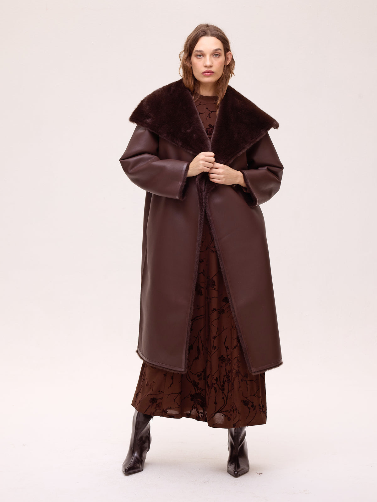 NUIT BROWN - Vestido marrón flores de terciopelo, un imprescindible de la colección FW26 de MIOH, marca de referencia en vestidos de invitada de boda