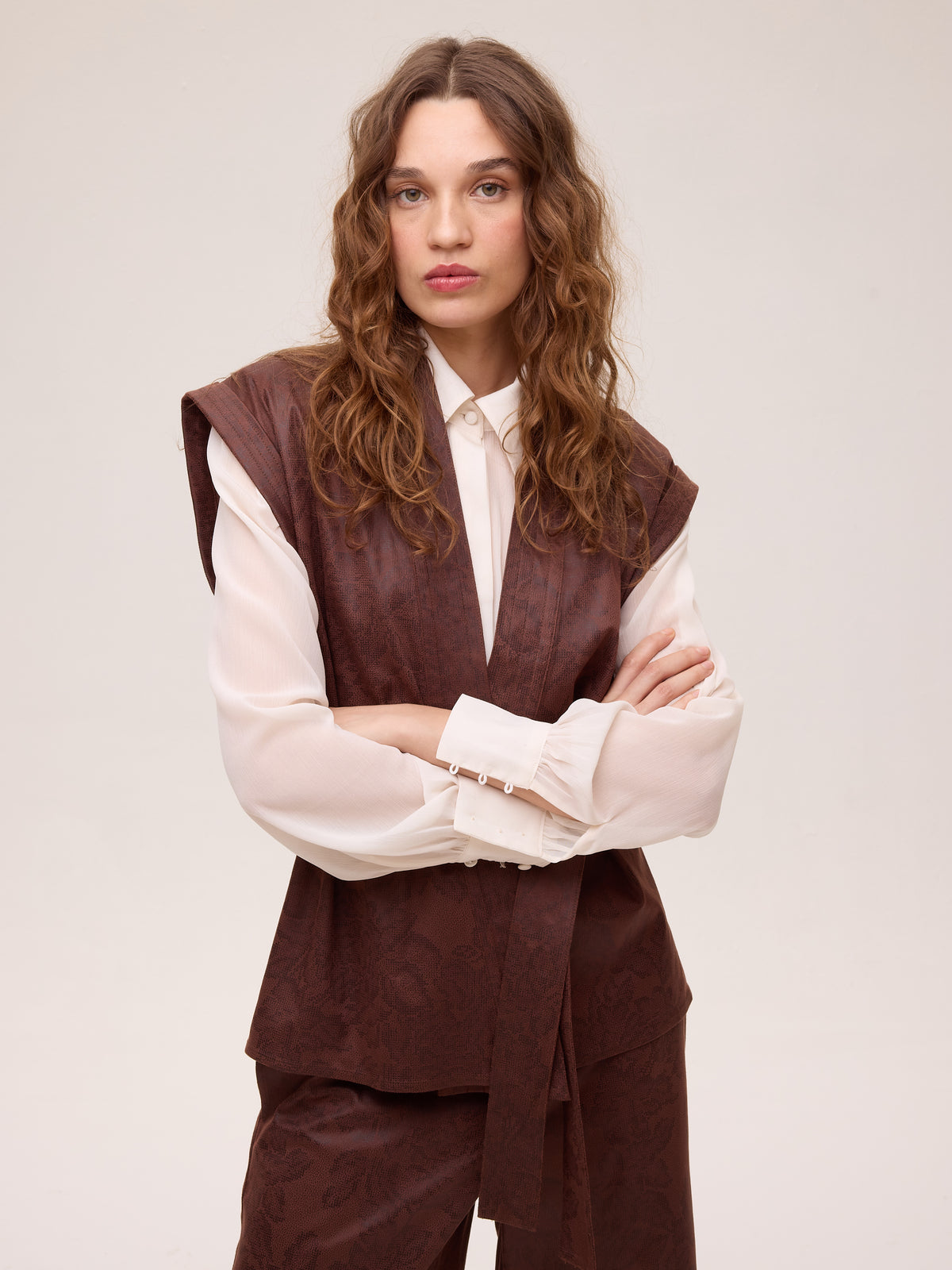 OAK BROWN PANT - Bermuda ecopiel estampado flores marrón, moda de fiesta e invitada diseñada en España por MIOH