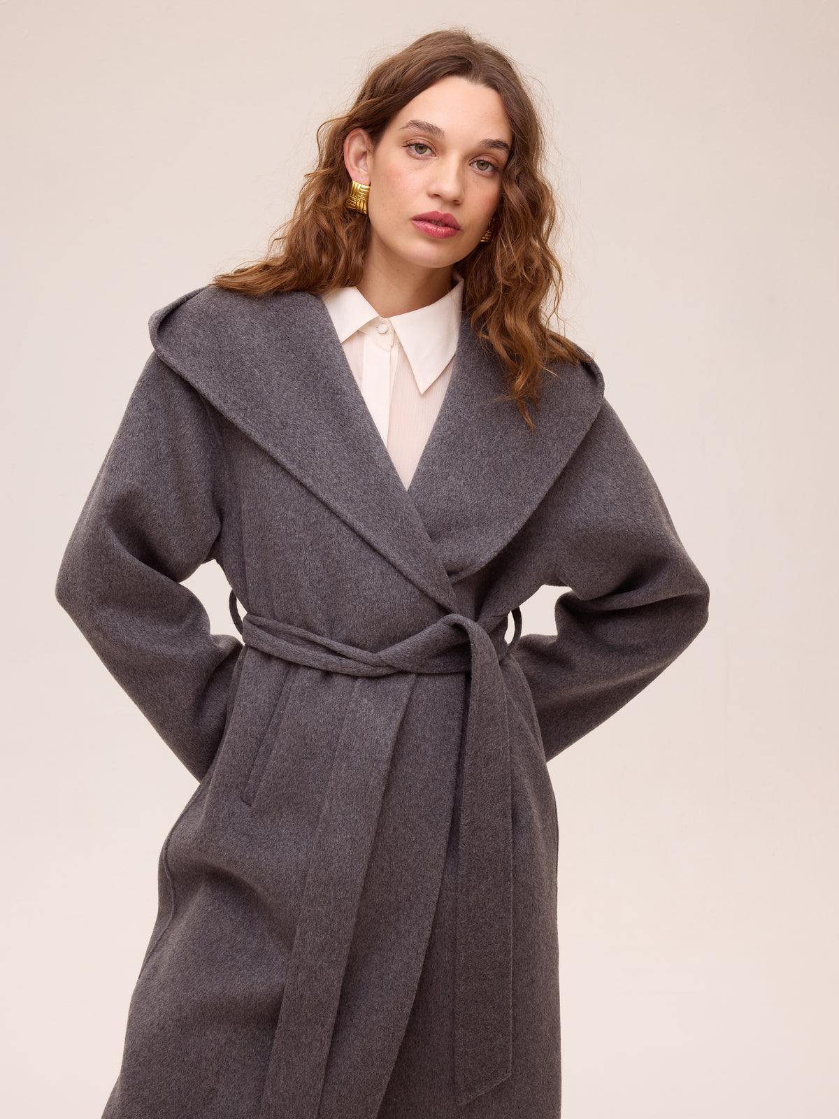 ORBE GREY - Abrigo largo de lana - Gris, abrigo de la colección FW26 de MIOH, marca española de moda de invitada de boda y de fiesta