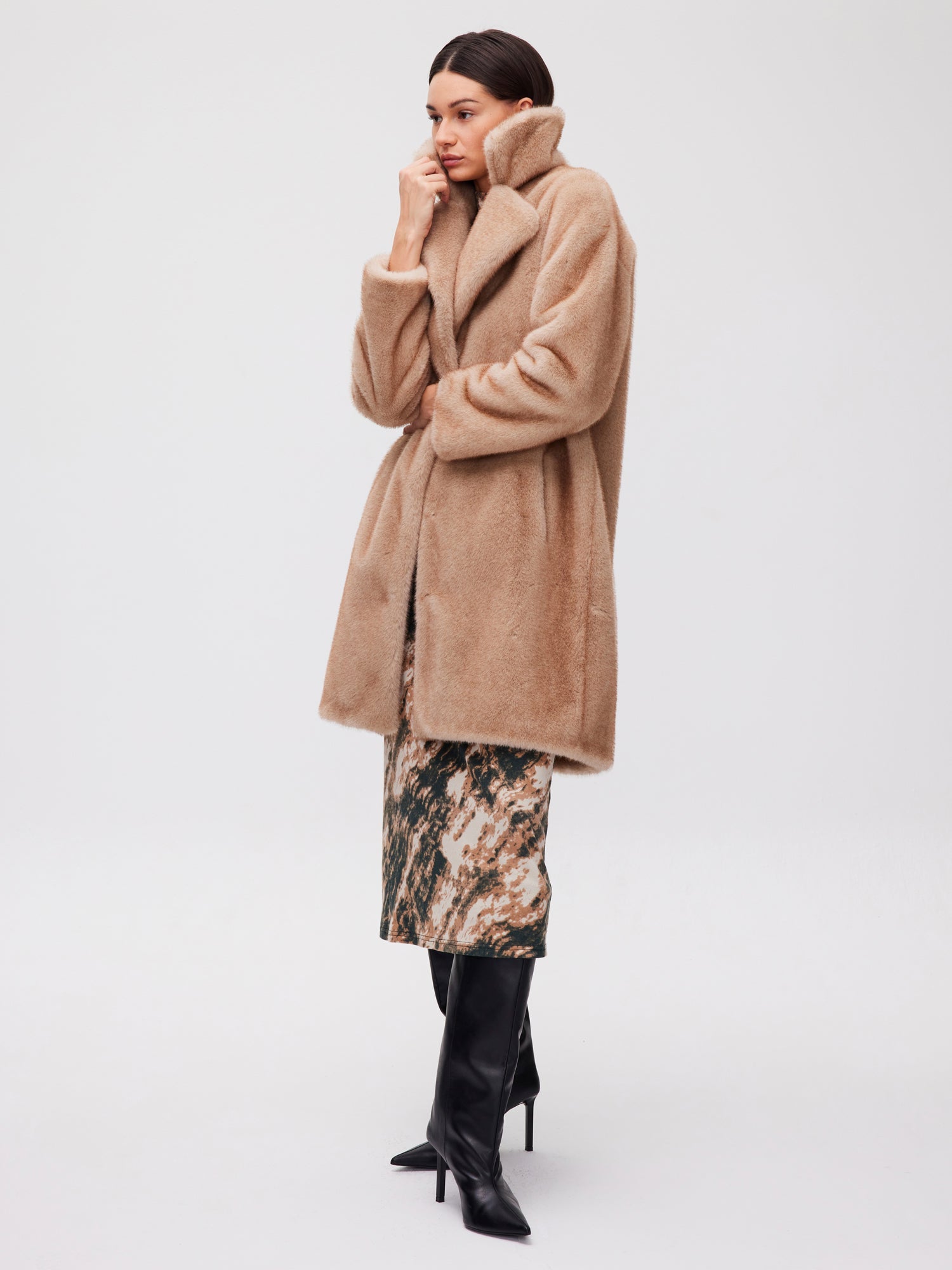 mioh | PLAYGROUND BEIGE - Abrigo beige faux fur