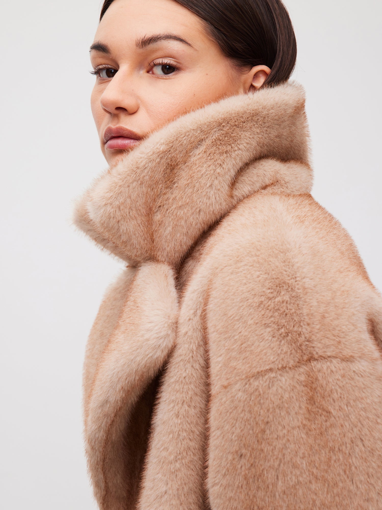 mioh | PLAYGROUND BEIGE - Abrigo beige faux fur