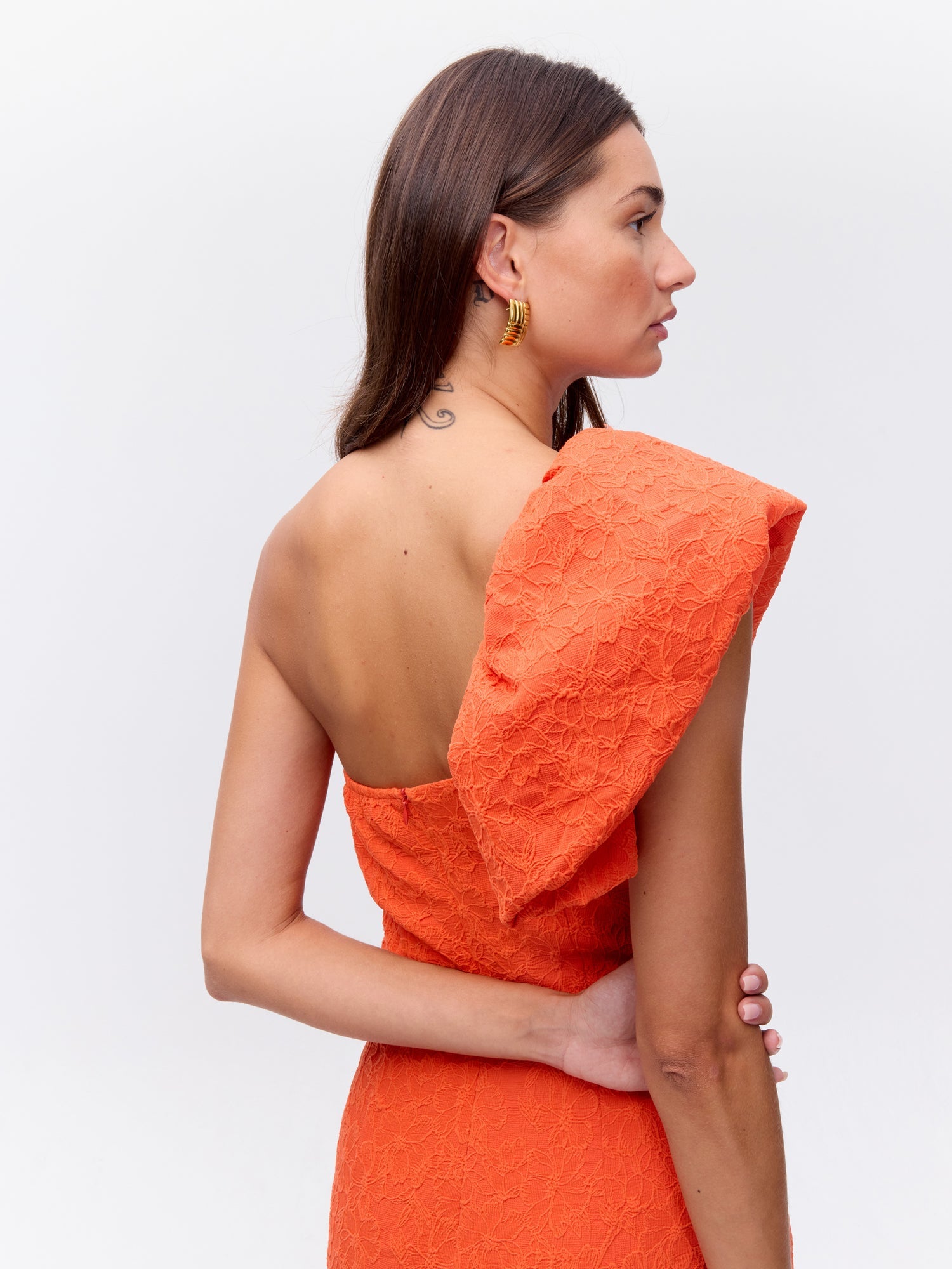 MIOH | POETIC ORANGE - Vestido asimétrico volante naranja para invitada de boda