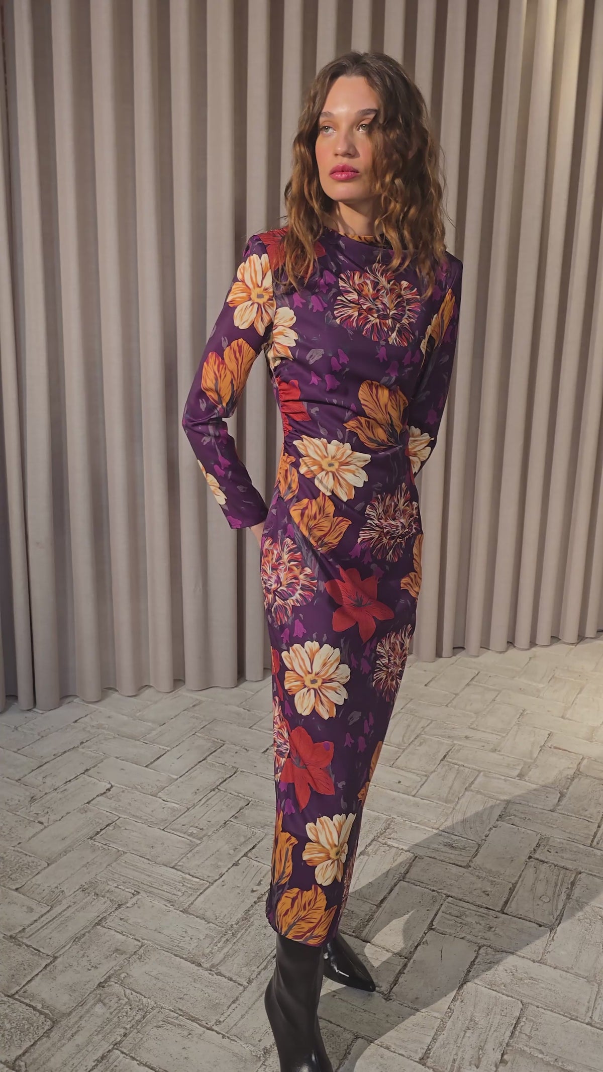 SOMBRA FLOWERS - Vestido midi estampado flores, vestido de invitada de boda de la colección otoño invierno de MIOH, diseñado en España