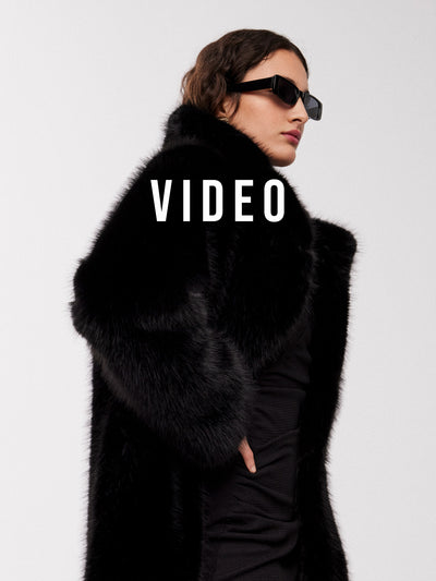 mioh | ACADEMY - Abrigo negro pelo faux fur tendencia street style. Pura tendencia vogue FW23. MIOH marca española moda famosas instagramers