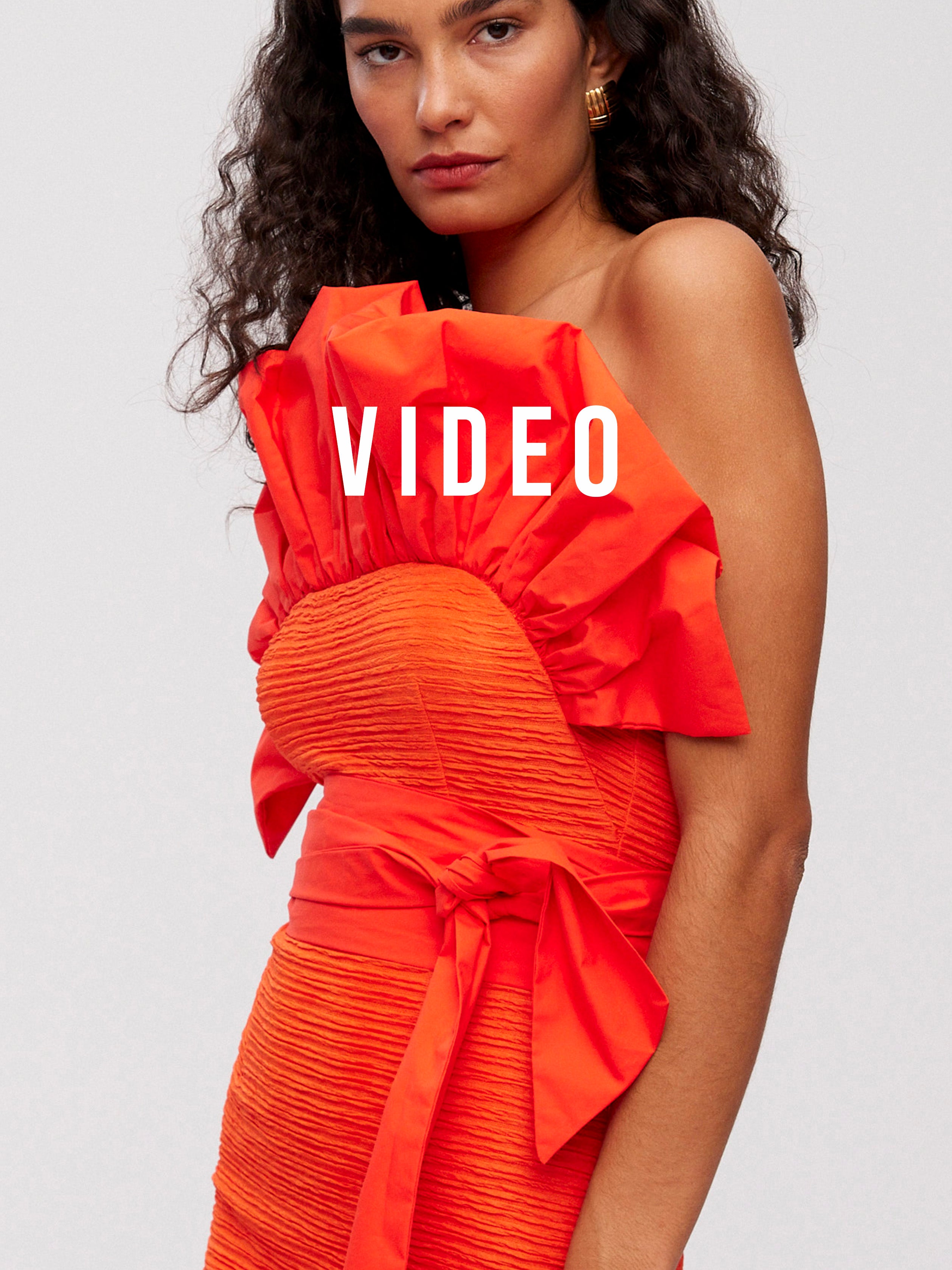 mioh | AGALI ORANGE - Vestido corto popelín naranja para invitada de boda, fiesta y evento. Tendencia vestidos invitada Primavera Verano 2024. MIOH la marca española de vestidos más de moda