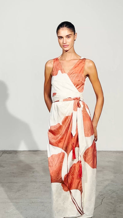 ARIEL GINKGO - Vestido Wrap Jacquard Maxi Estampado flor, perfecto para invitadas de boda y fiesta spring summer. MIOH es la marca de vestidos de invitada de boda y fiesta de referencia en España