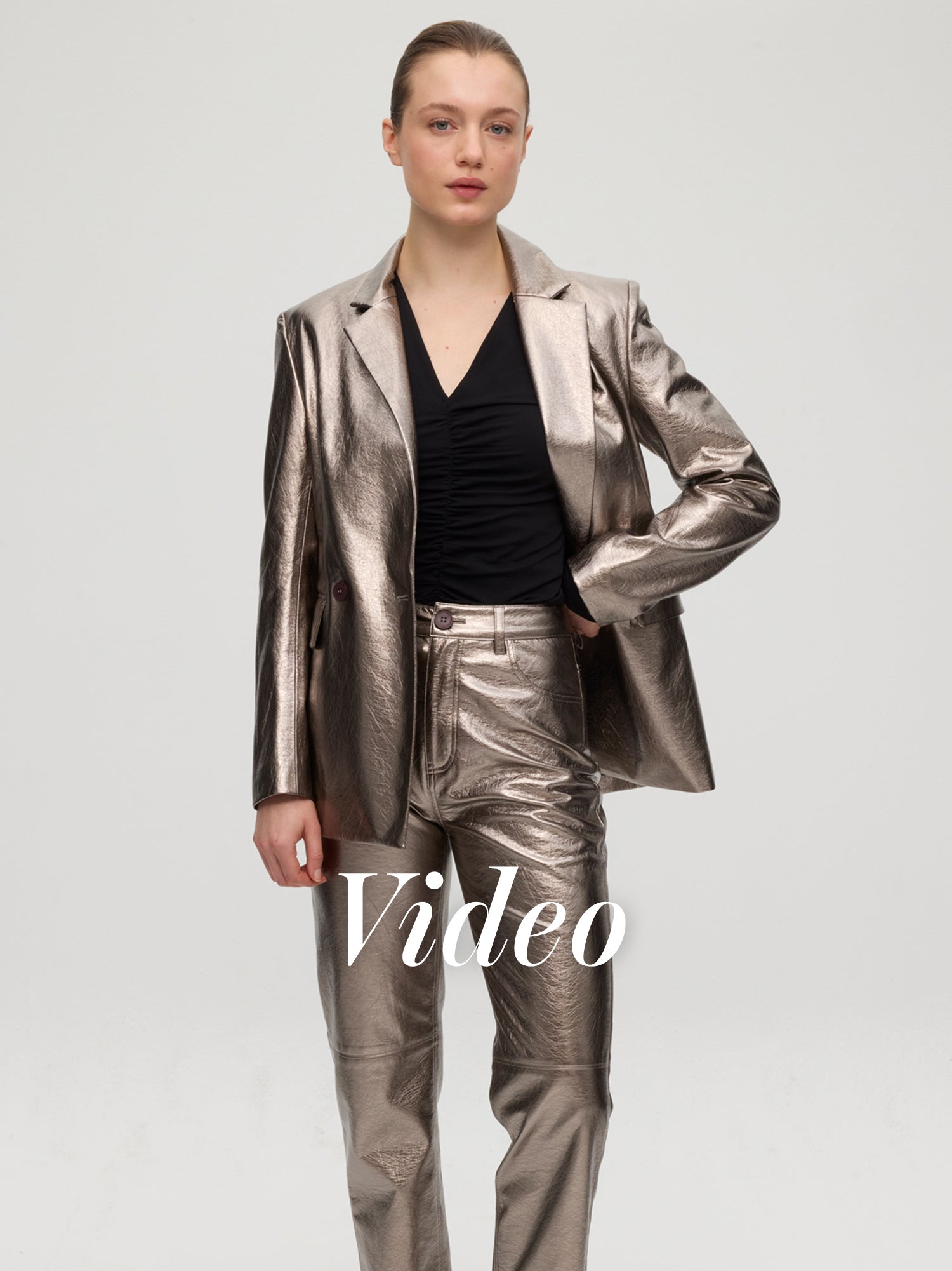 mioh | BIG METAL + BEN METAL - Conjunto blazer y pantalón metalizados + BAY TOP