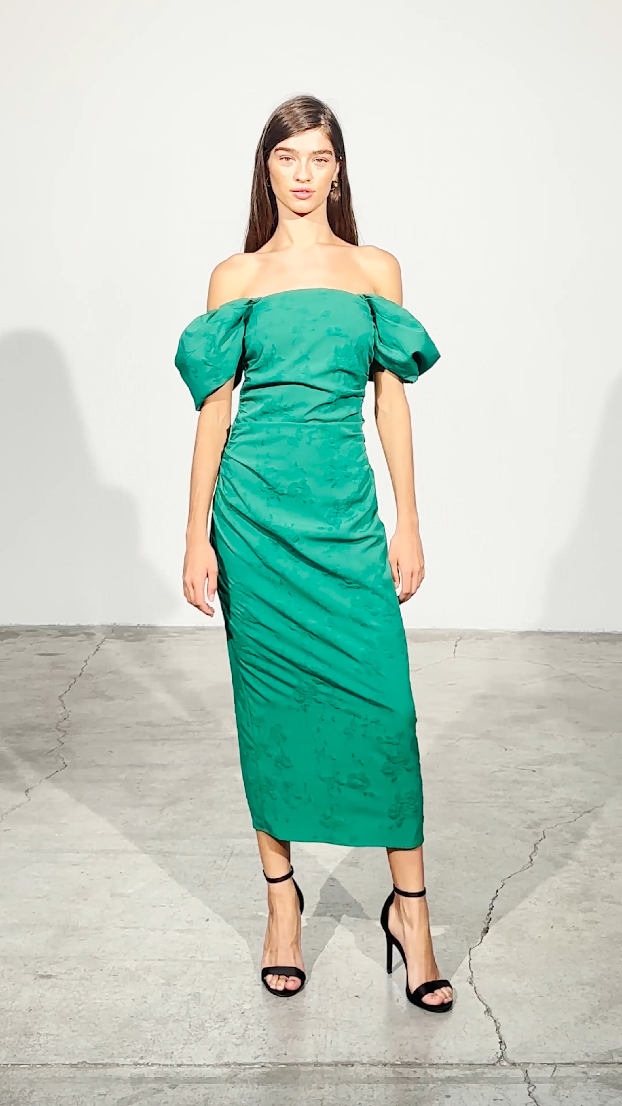 CAPULETO GREEN - Vestido escote cuadrado manga farol damasco verde, perfecto para invitadas de boda y fiesta spring summer. MIOH es la marca que eligen las influencers de España para sus eventos, como bodas y fiestas