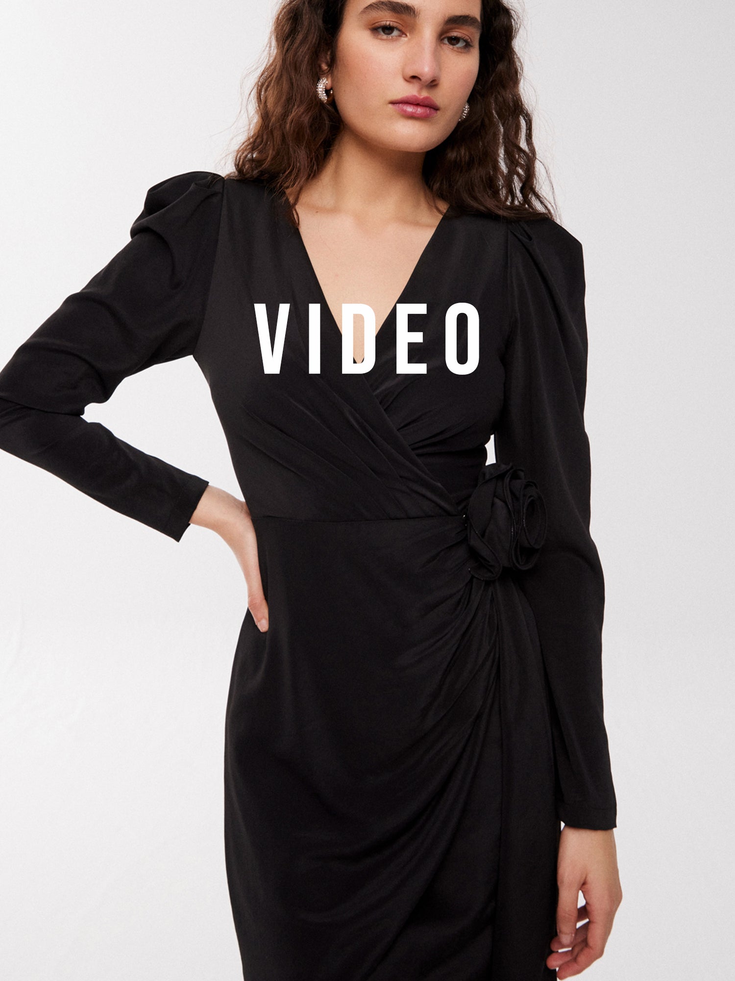 mioh | CLOONEY BLACK - Vestido corto para invitada de boda, fiesta y eventos. Pura tendencia vogue FW23. MIOH marca española moda famosas instagramers