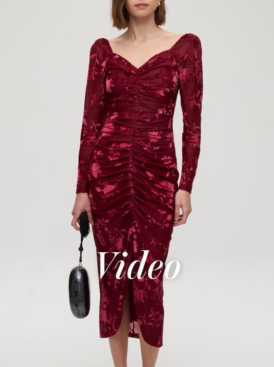 mioh | DAME - Vestido midi drapeado flores flocadas grana. Vestidos de fiesta para invitadas de boda perfectas. Marca española de moda