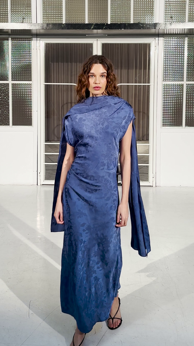 ETOILE BLUE - Vestido largo tejido jacquard azul, un imprescindible de la colección FW26 de MIOH, marca de referencia en vestidos de invitada de boda