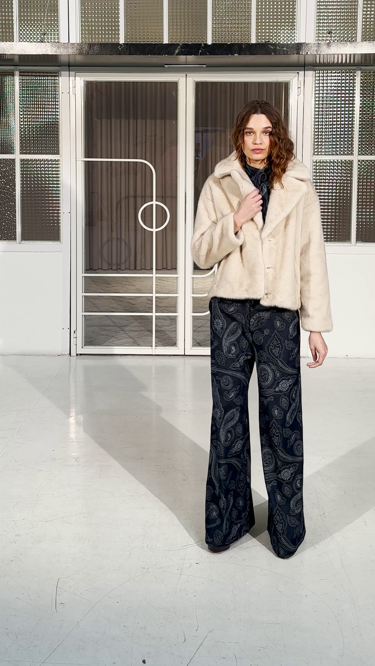 mioh | MONT GRANA Blusa granate + LOTUS GRANA - Falda vinilo burgundy + FREEWAY ECRU - Abrigo corto faux fur