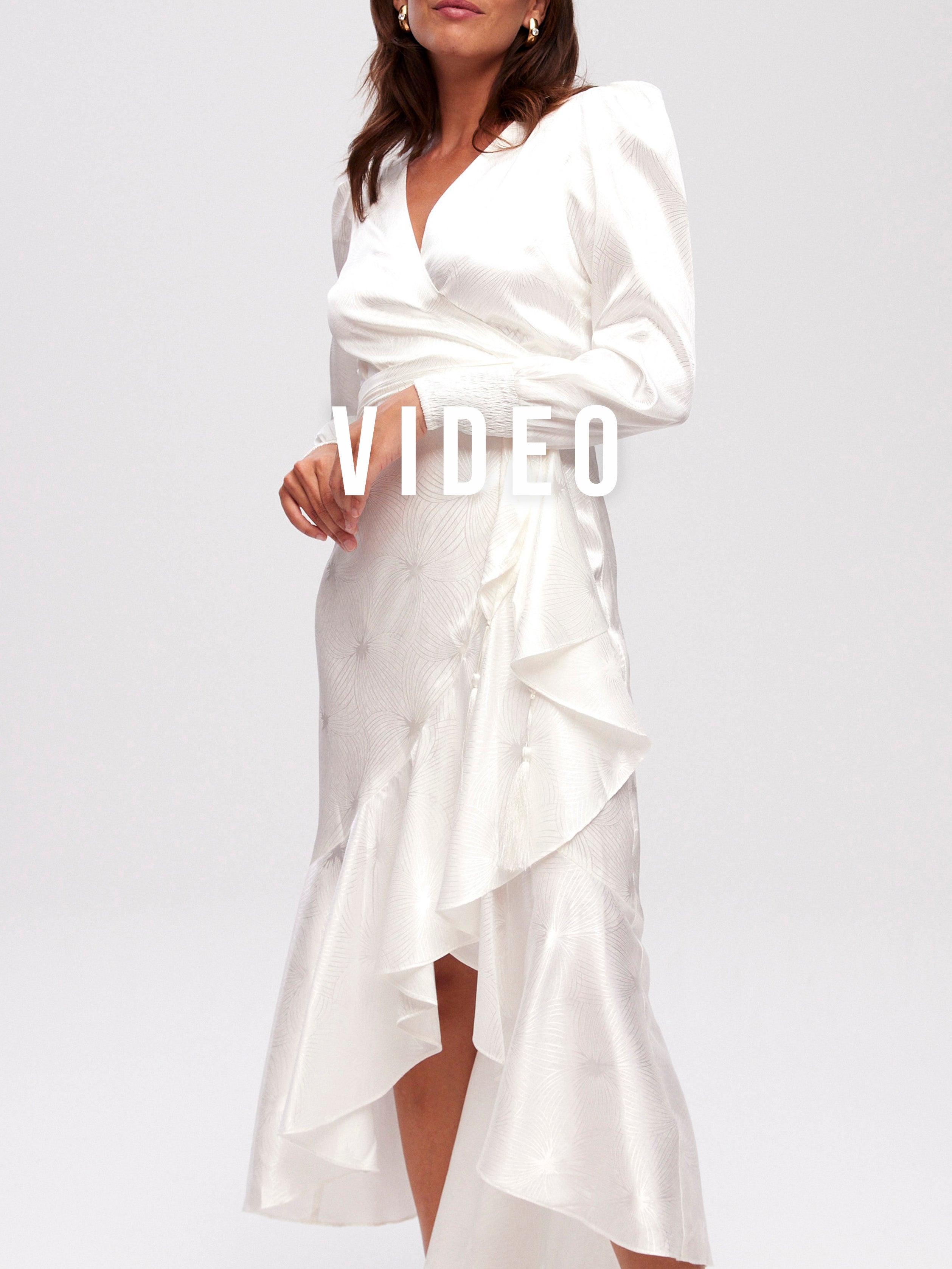 mioh | GALDANA WHITE - Vestido midi jacquard blanco wrap envolvente para novia o fiesta de blanco. Modelo elegante en un precioso jacquard blanco. Vestido de novia SS24 de MIOH. Los eventos de blanco de esta temporada Primavera Verano 24 se visten de MIOH. Marca española de vestidos de novia.