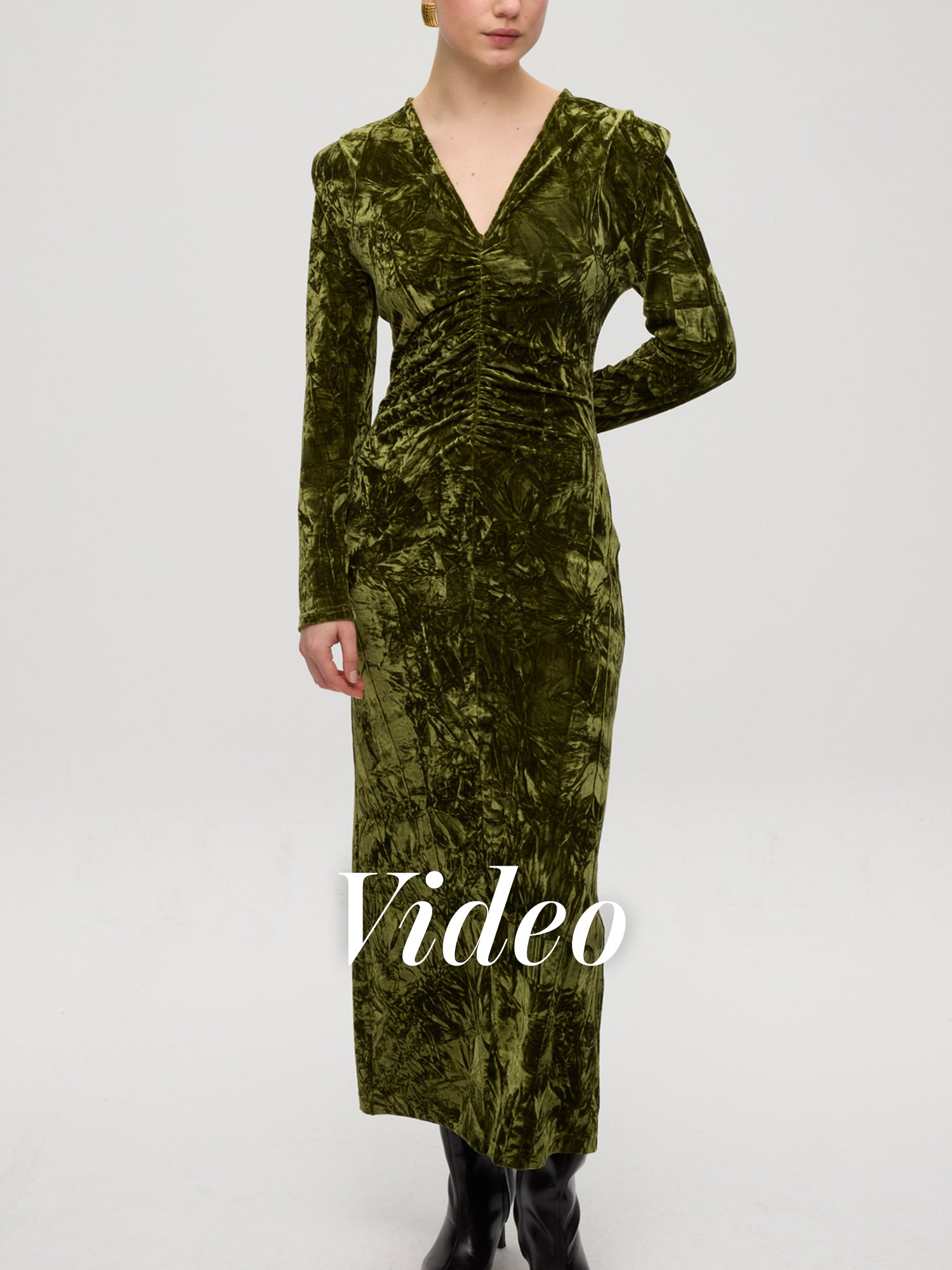 mioh | GETTY GREEN - Vestido midi drapeado cuello pico terciopelo. Vestidos de fiesta para invitadas de boda perfectas. Marca española de moda
